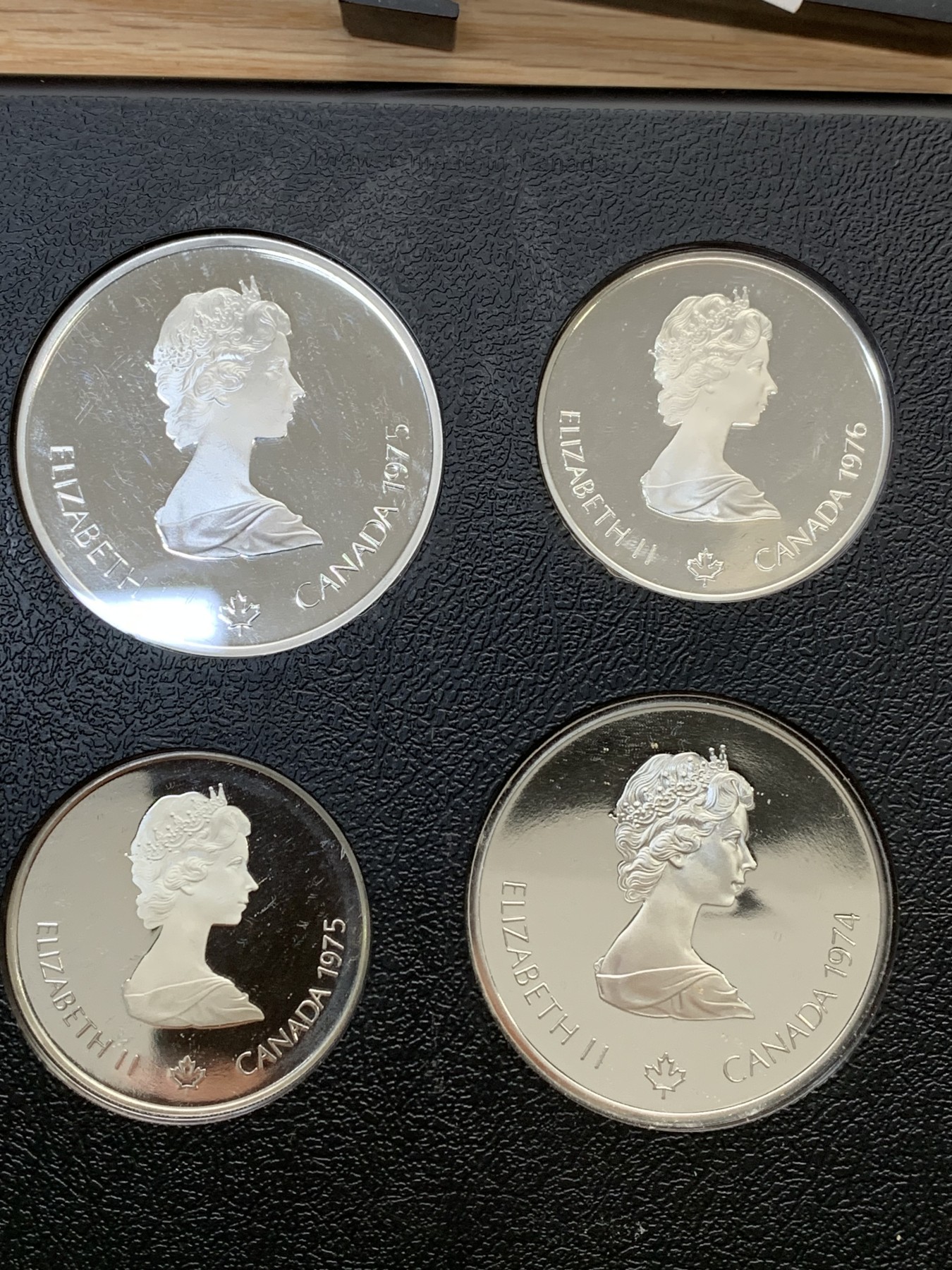 欢迎参加《竞宝斋》为国而庆 老张自藏专场 ，定制纪念章相赠 加拿大 1976年 蒙特利尔奥运会 精制版28枚大全套带原盒证书 24.3克14枚，48.6克14枚1.02公斤 带抽屉木盒 所见唯一