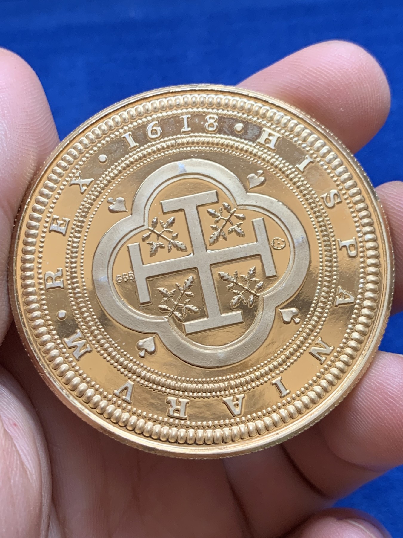 欢迎参加《竞宝斋》为国而庆 老张自藏专场 ，定制纪念章相赠 西班牙复刻版100R镀金银章 50.6mm 49.6克 打制清晰 金质质感