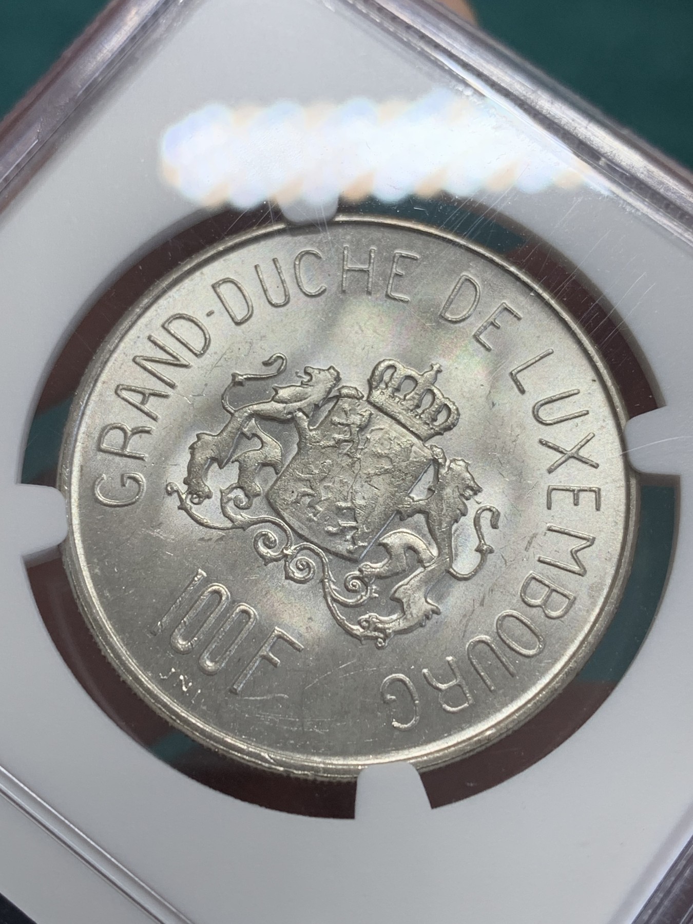 欢迎参加《竞宝斋》为国而庆 老张自藏专场 ，定制纪念章相赠 NGC MS63 卢森堡1963年七任大公 夏洛特夫人 100法郎银币  转光 细节 超过分数不少