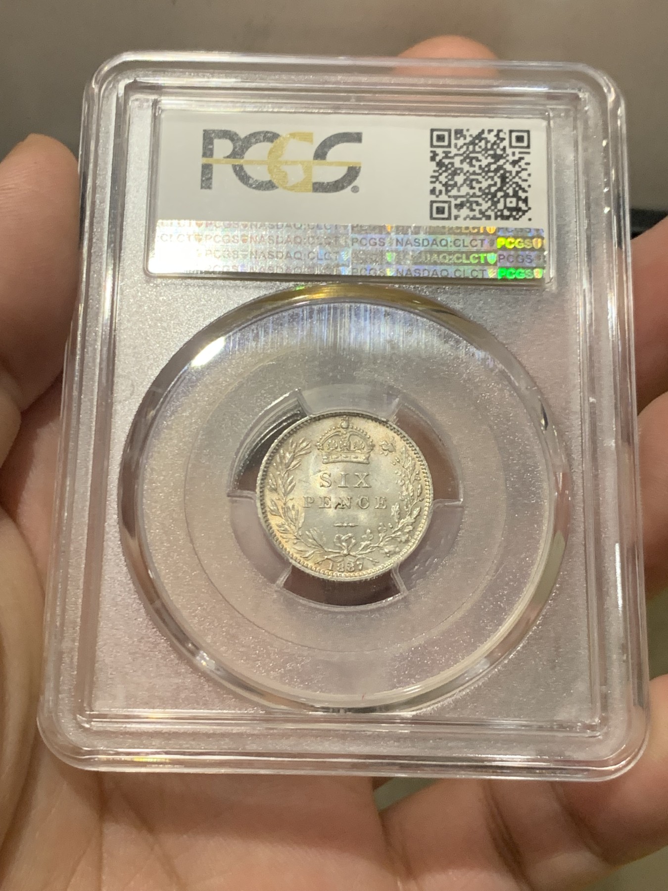 欢迎参加《竞宝斋》为国而庆 老张自藏专场 ，定制纪念章相赠 PCGS MS64 英国1887年维多利亚高冠版 6便士银币 SIX面值版 和上一枚刚好是一对