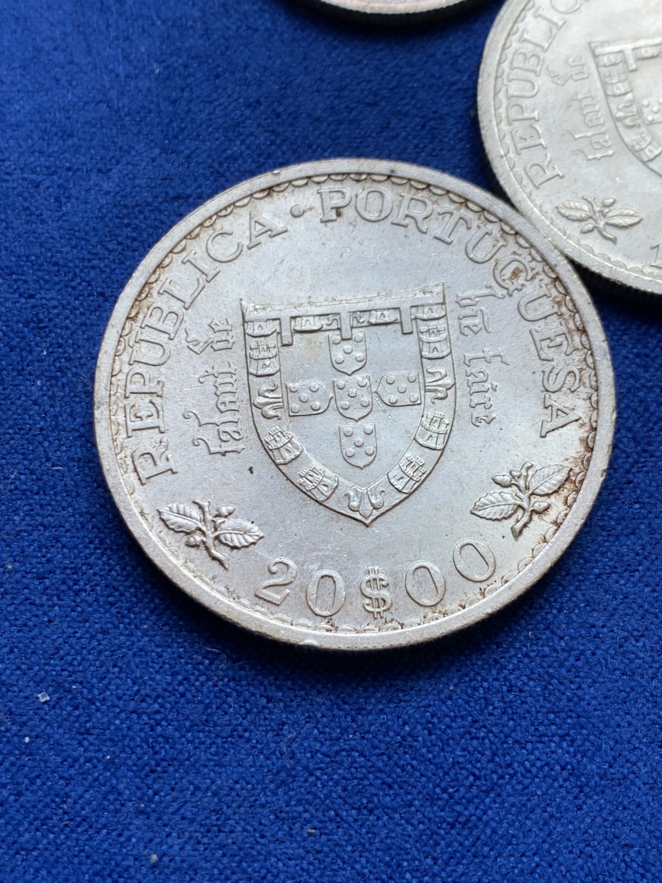欢迎参加《竞宝斋》为国而庆 老张自藏专场 ，定制纪念章相赠 葡萄牙1960年5、10、20埃斯库多银币3枚一套 总重40.5克 未使用品