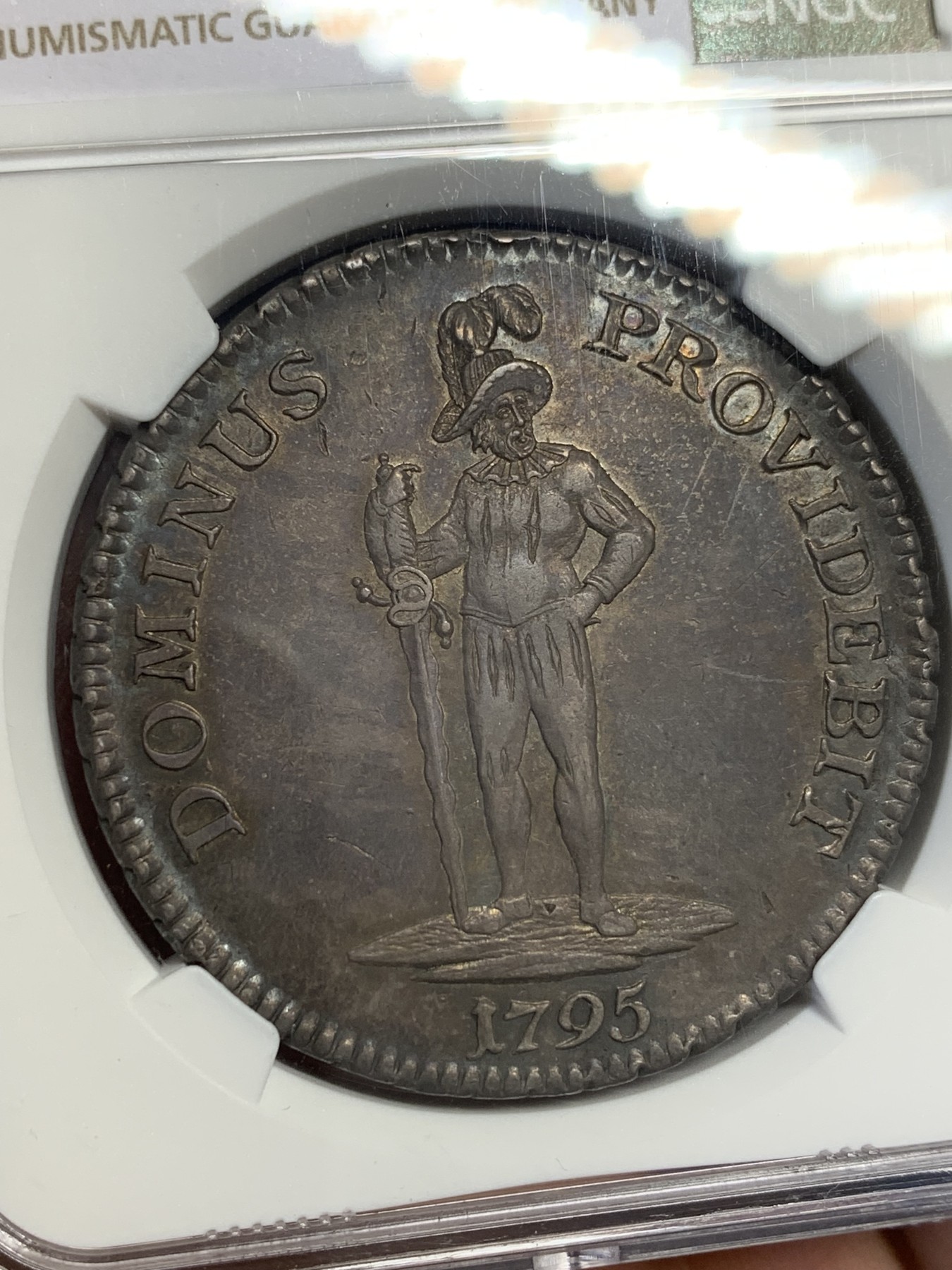 欢迎参加《竞宝斋》为国而庆 老张自藏专场 ，定制纪念章相赠 NGC AU58 瑞士 1795 伯尔尼 雇佣军 1泰勒大银币 包浆深厚 整体状态很不错 打制的也非常好 性价比高