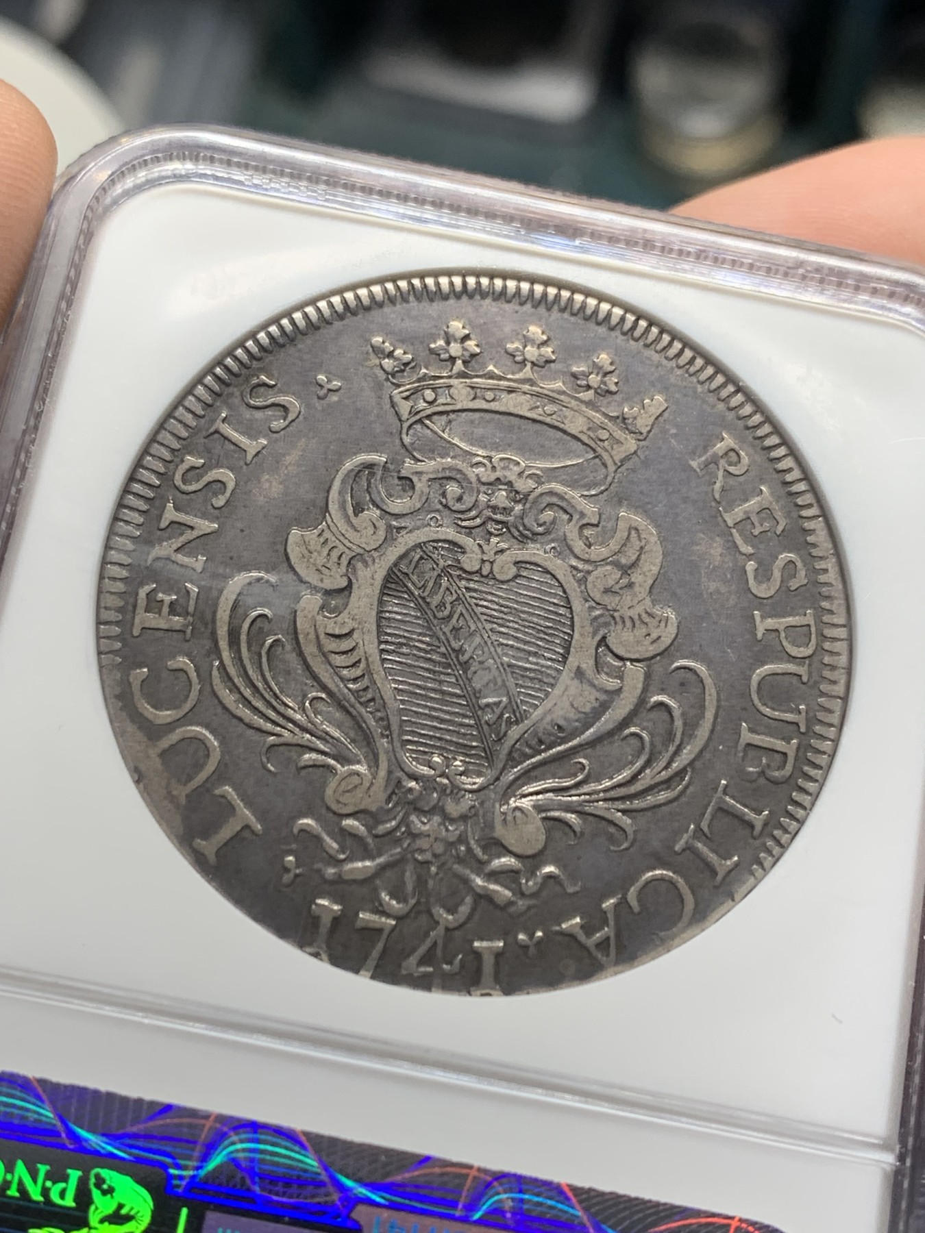 欢迎参加《竞宝斋》为国而庆 老张自藏专场 ，定制纪念章相赠 NGC VF30 意大利 卢卡 1741年 赠斗篷 埃斯库多 大银币 原味状态 打制的非常不错了