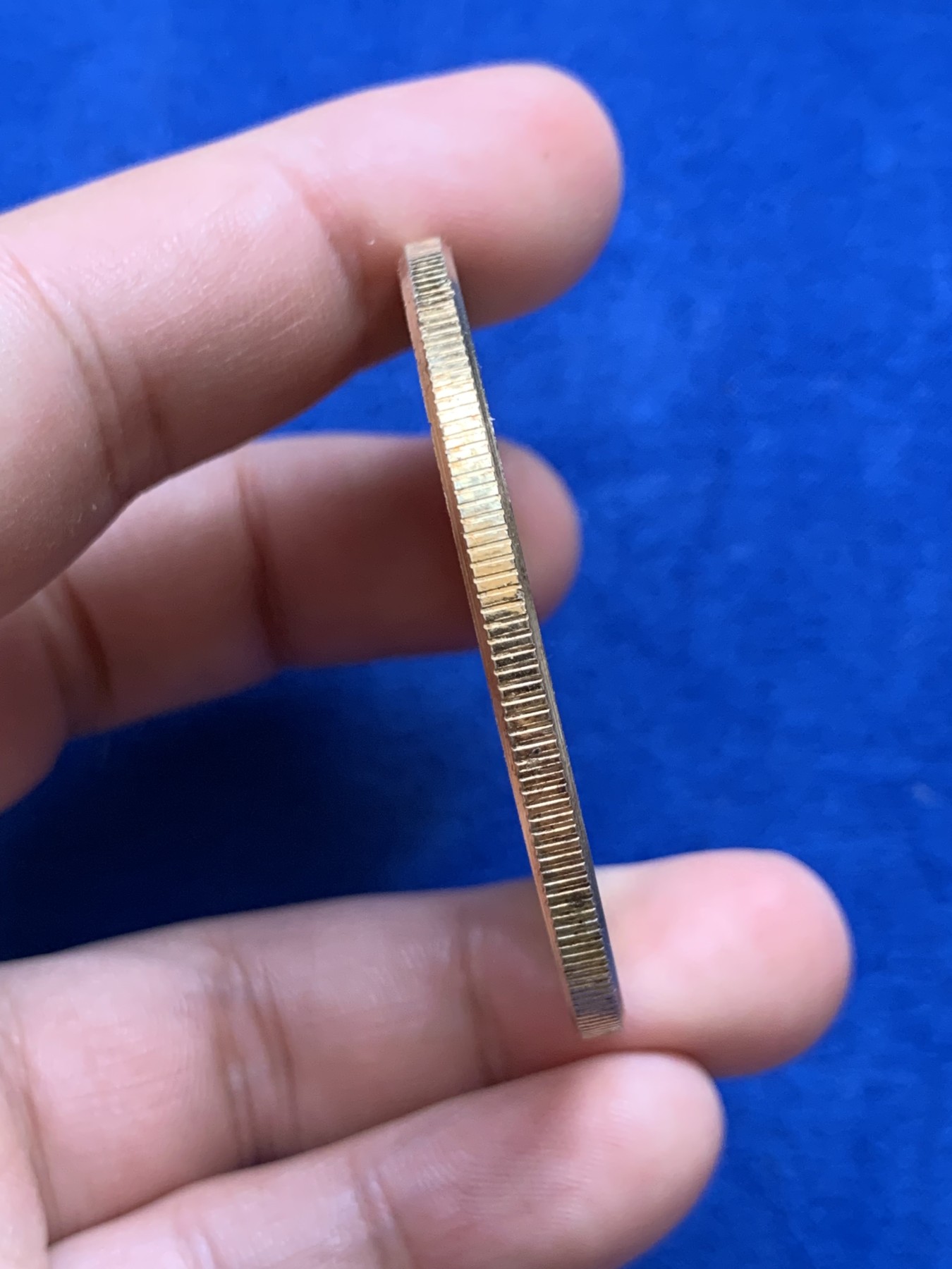 欢迎参加《竞宝斋》为国而庆 老张自藏专场 ，定制纪念章相赠 西班牙复刻版100R镀金银章 50.6mm 49.6克 打制清晰 金质质感