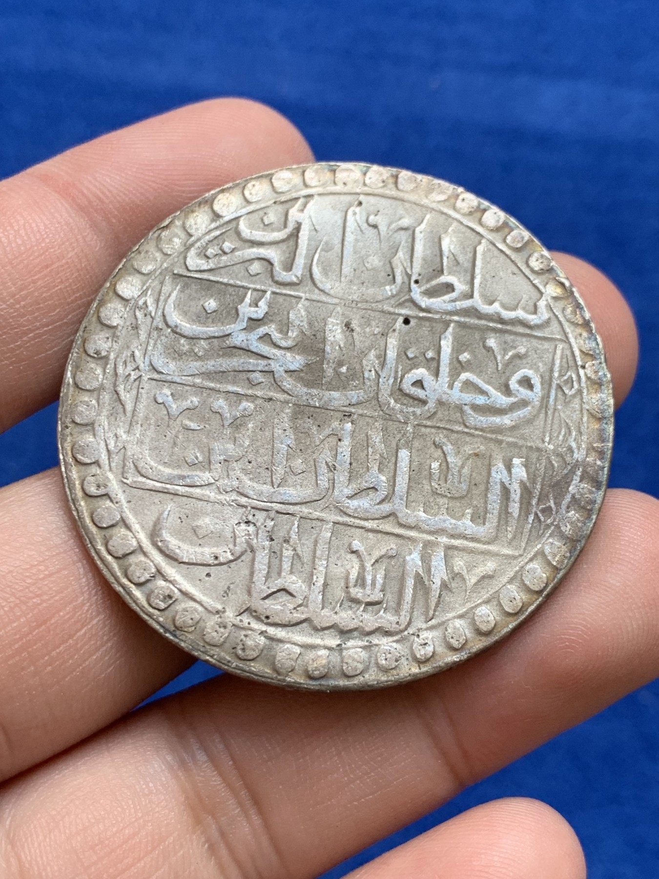 欢迎参加《竞宝斋》为国而庆 老张自藏专场 ，定制纪念章相赠 AH1203 土耳其奥斯曼帝国塞利姆三世Yuzluk=2.5库鲁什大银币 45.3毫米 31.35克 文字和侧边锋利包浆均匀 双面全深打