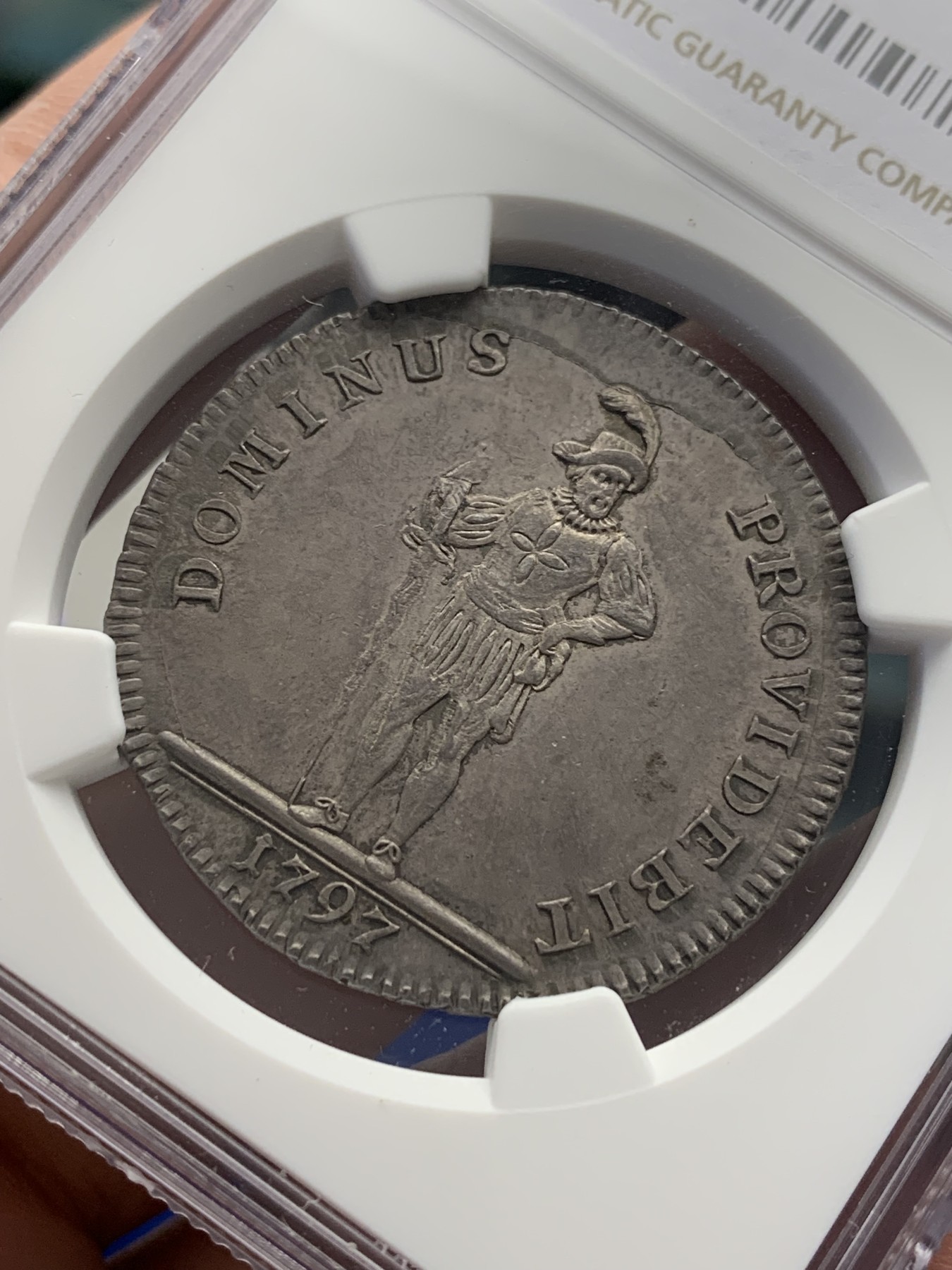 欢迎参加《竞宝斋》为国而庆 老张自藏专场 ，定制纪念章相赠 NGC MS61 瑞士 1797 伯尔尼 雇佣军 1/2泰勒银币 深灰包浆 人物细致 瑞士早期代表造型 小熊绒毛可见