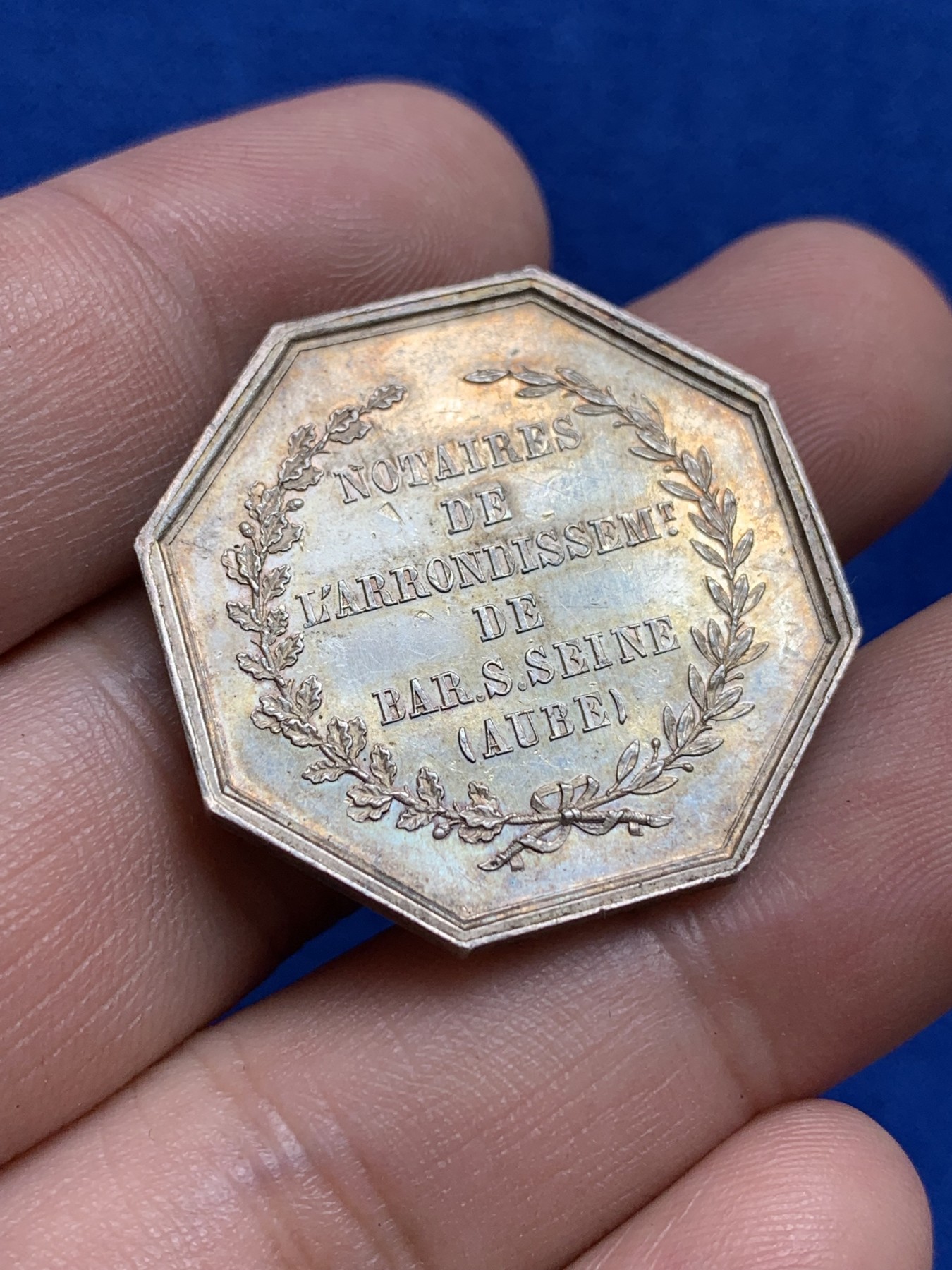 欢迎参加《竞宝斋》为国而庆 老张自藏专场 ，定制纪念章相赠 法国公证人银质八角代币 丰饶角边铭银标 30.2mm 12.5克 底板光亮 带包浆