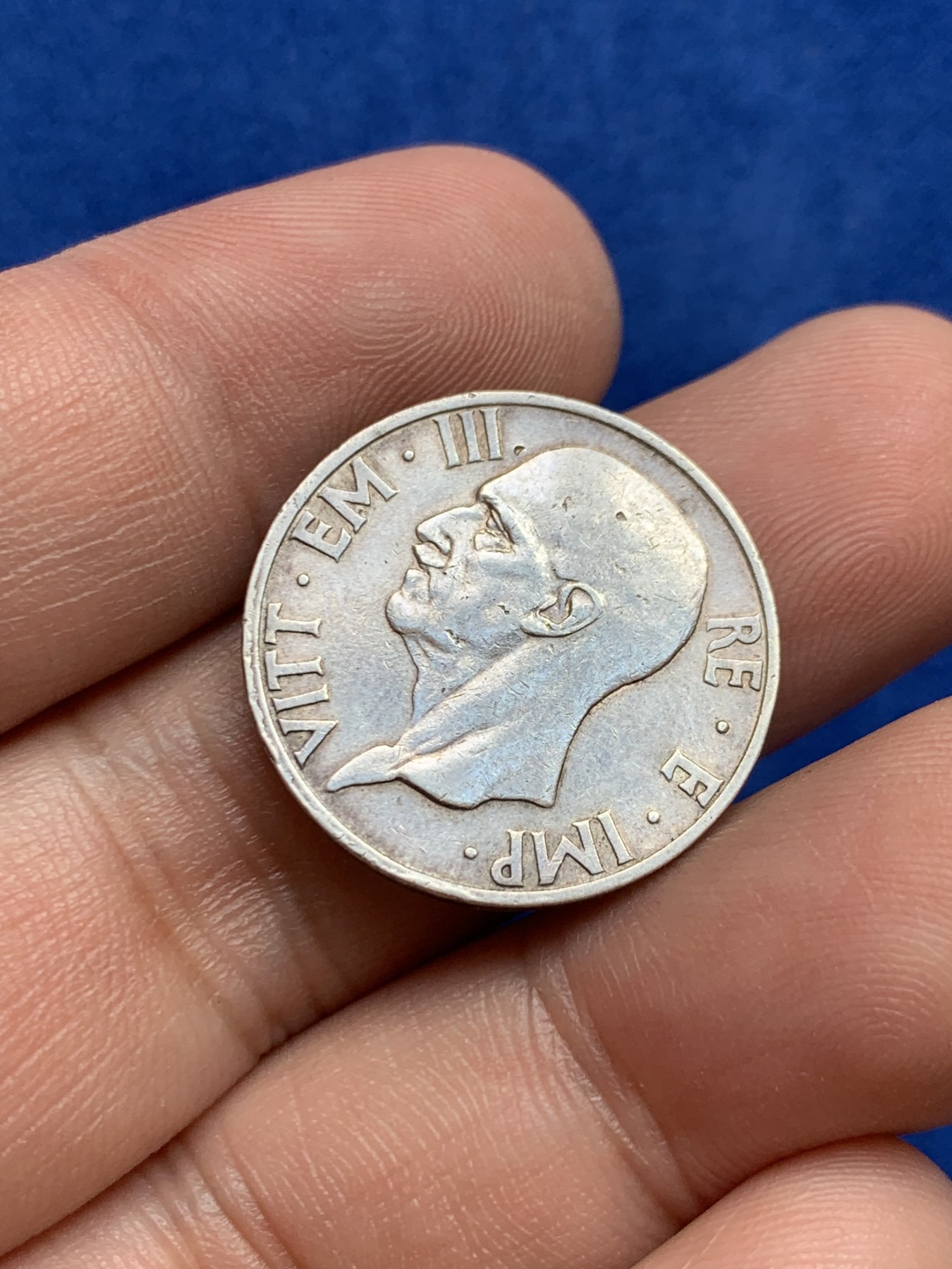 欢迎参加《竞宝斋》为国而庆 老张自藏专场 ，定制纪念章相赠 意大利 1936年 5里拉银币 圣母抱子少见品种 细节不错