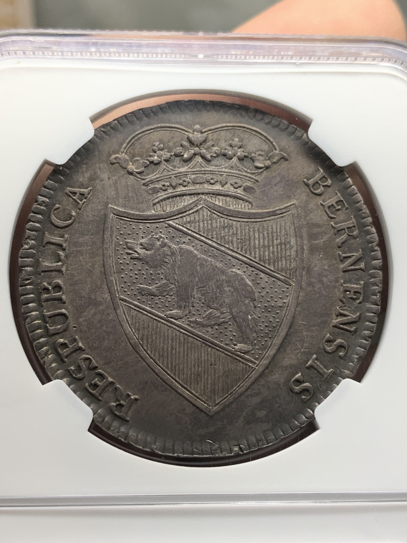 欢迎参加《竞宝斋》为国而庆 老张自藏专场 ，定制纪念章相赠 NGC AU58 瑞士 1795 伯尔尼 雇佣军 1泰勒大银币 包浆深厚 整体状态很不错 打制的也非常好 性价比高