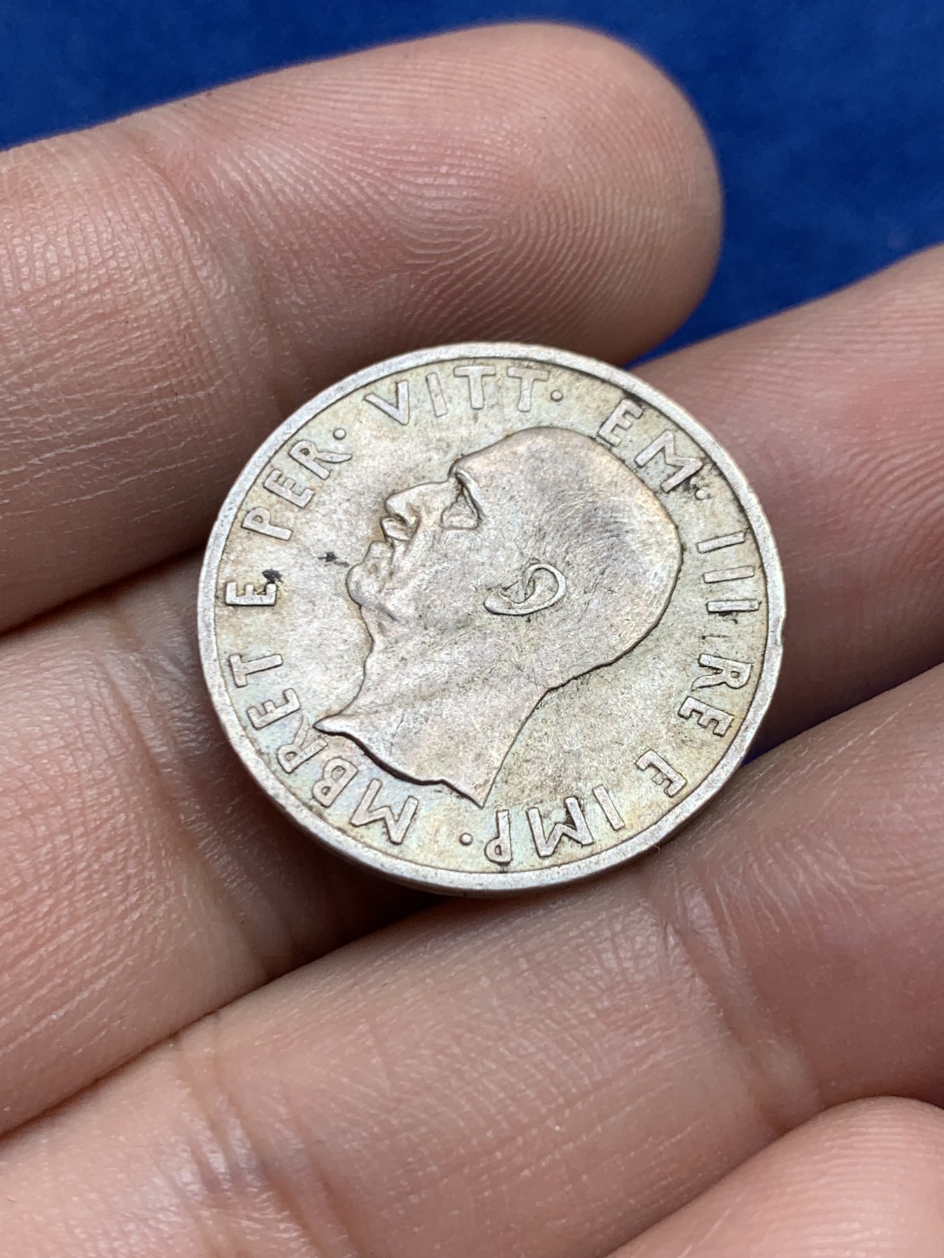 欢迎参加《竞宝斋》为国而庆 老张自藏专场 ，定制纪念章相赠 意占阿尔巴尼亚1939年5列克银币，带光好品。少见品种