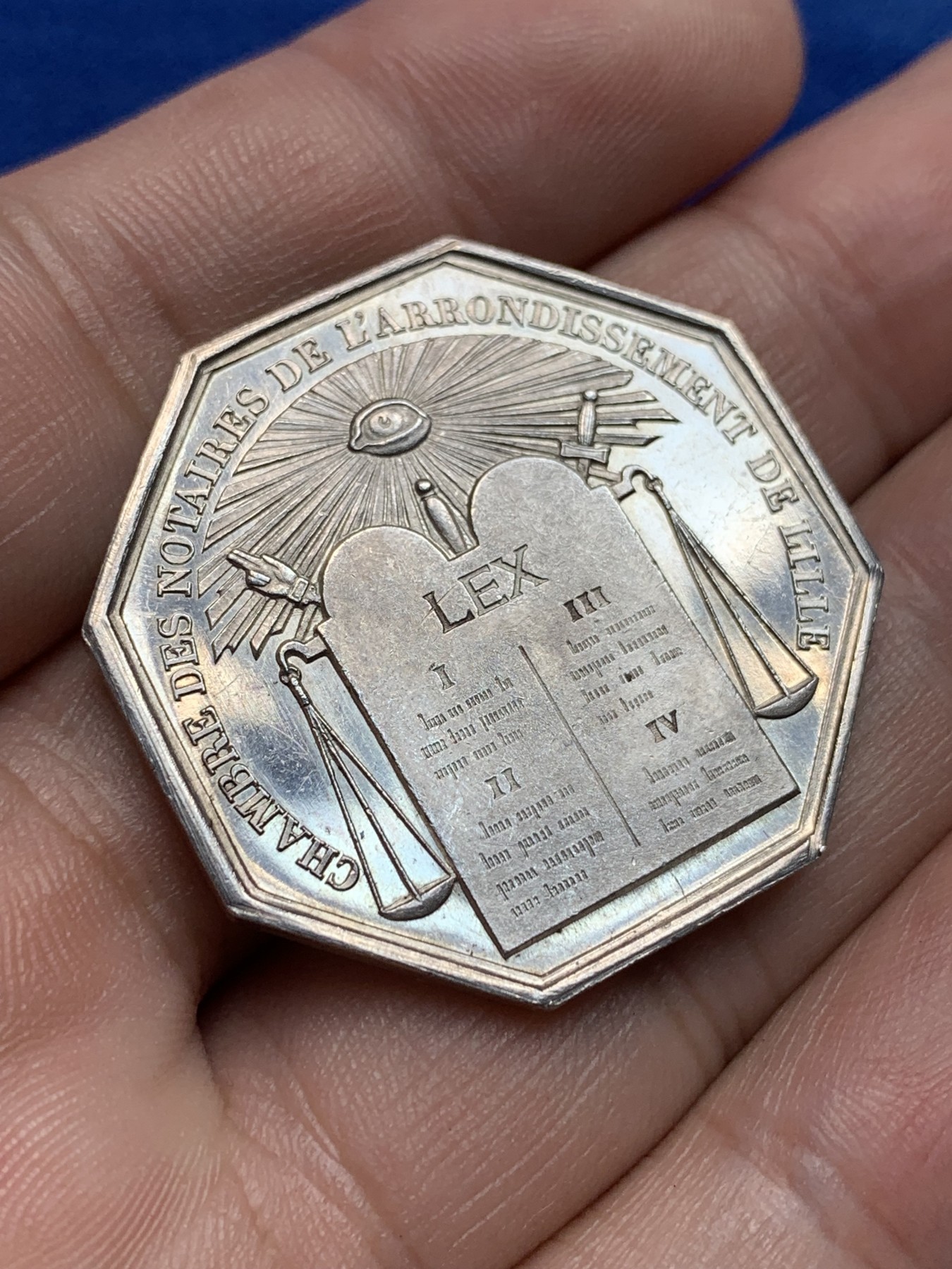 欢迎参加《竞宝斋》为国而庆 老张自藏专场 ，定制纪念章相赠 法国1842-1845菲利普公证人银质八角代币 船首铭银标 34.6mm 18克 大规格