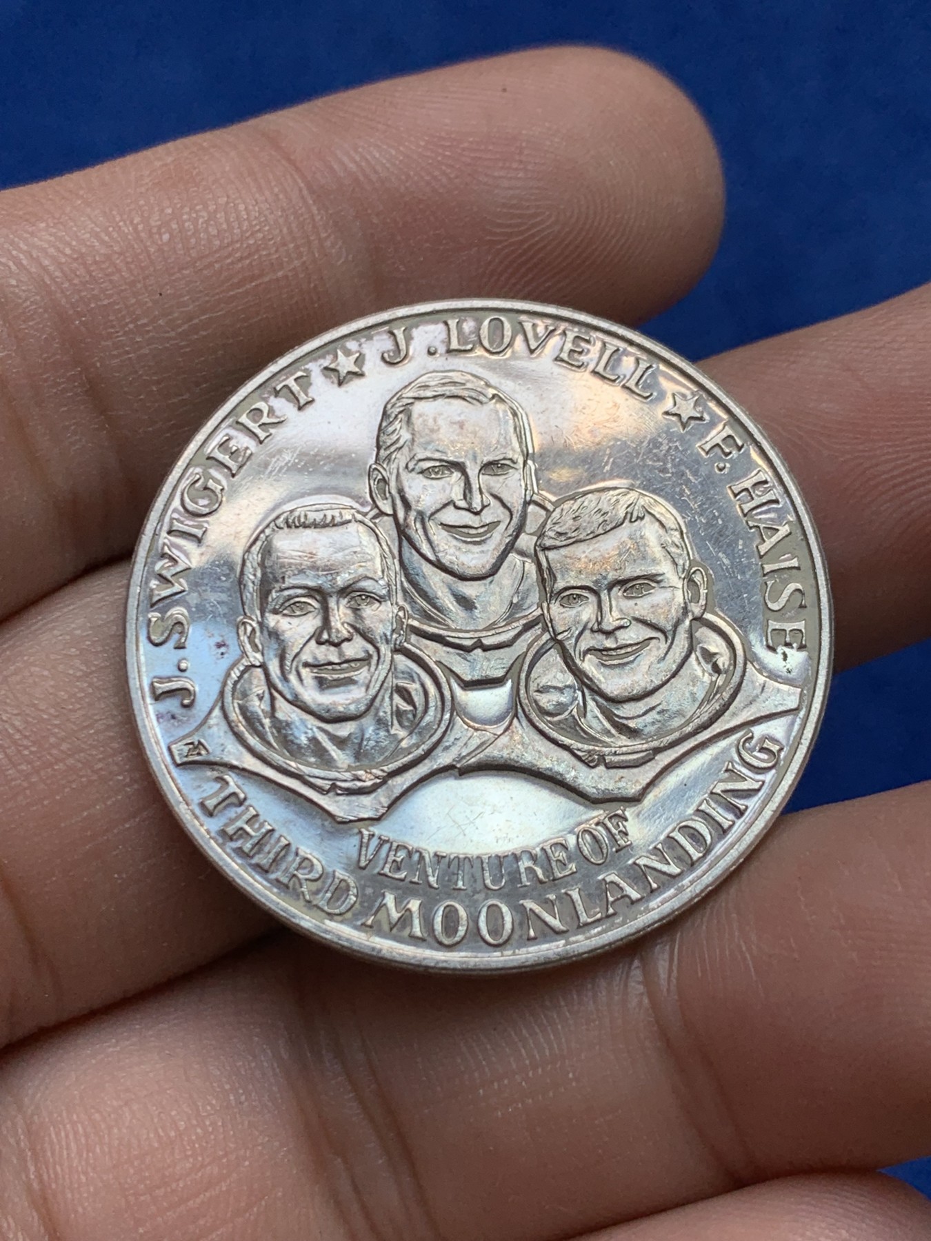 欢迎参加《竞宝斋》为国而庆 老张自藏专场 ，定制纪念章相赠 美国阿波罗第三次登月计划纪念银章 34.1mm 14.9克 999银