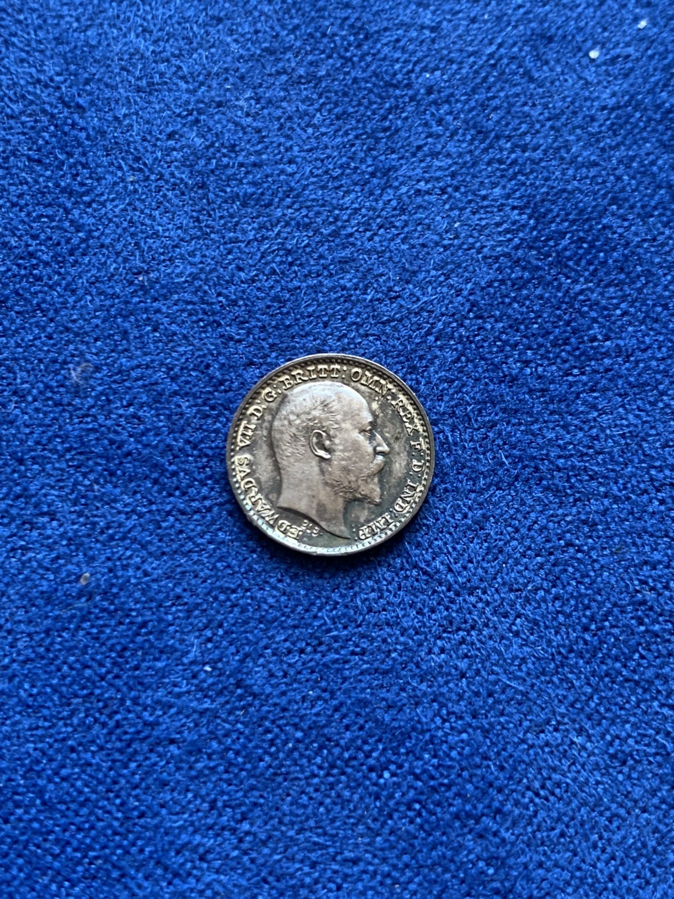 欢迎参加《竞宝斋》为国而庆 老张自藏专场 ，定制纪念章相赠 英国1902年爱七灌足节1便士银币 绚丽五彩包浆 可评级