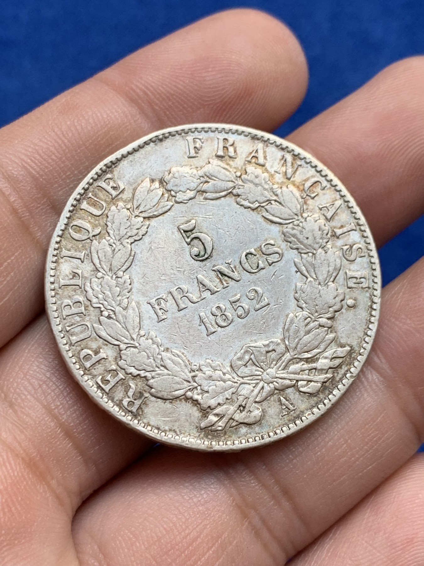 欢迎参加《竞宝斋》为国而庆 老张自藏专场 ，定制纪念章相赠 法国 1852年 拿破仑三世5法郎银币 无冠版 底光好双面包浆 安逸