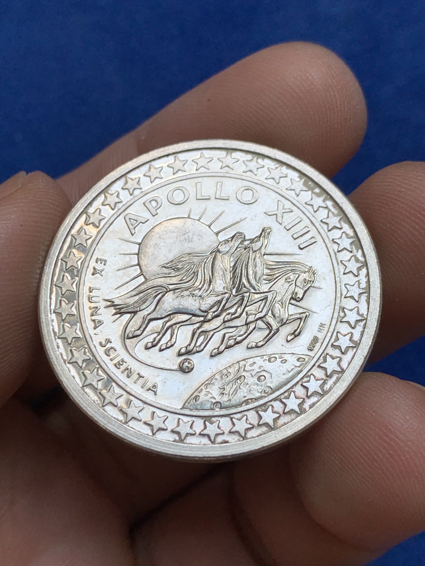 欢迎参加《竞宝斋》为国而庆 老张自藏专场 ，定制纪念章相赠 美国阿波罗第三次登月计划纪念银章 34.1mm 14.9克 999银