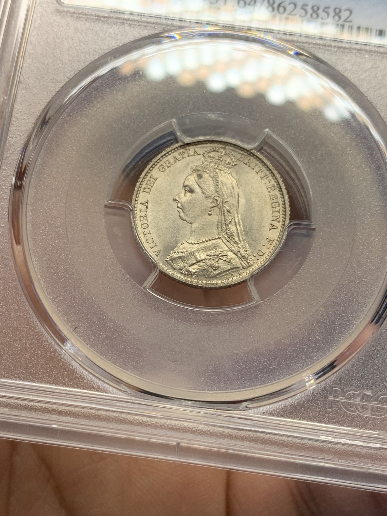 欢迎参加《竞宝斋》为国而庆 老张自藏专场 ，定制纪念章相赠 PCGS MS64 英国1887年维多利亚高冠版 6便士银币 早期严评 丝绸底板