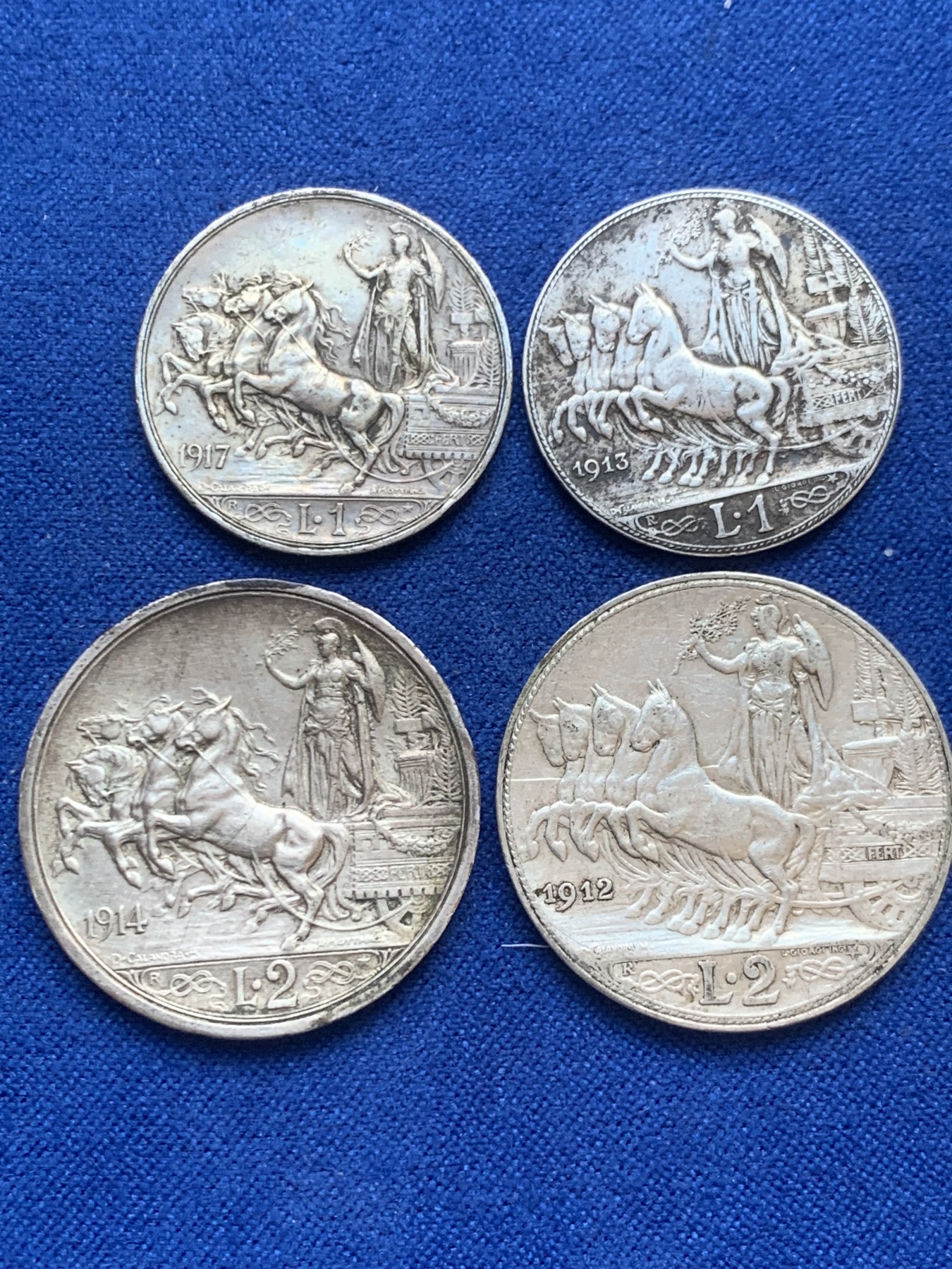 欢迎参加《竞宝斋》为国而庆 老张自藏专场 ，定制纪念章相赠 意大利 马车银币 4枚一组 两枚圈版 两枚无圈版