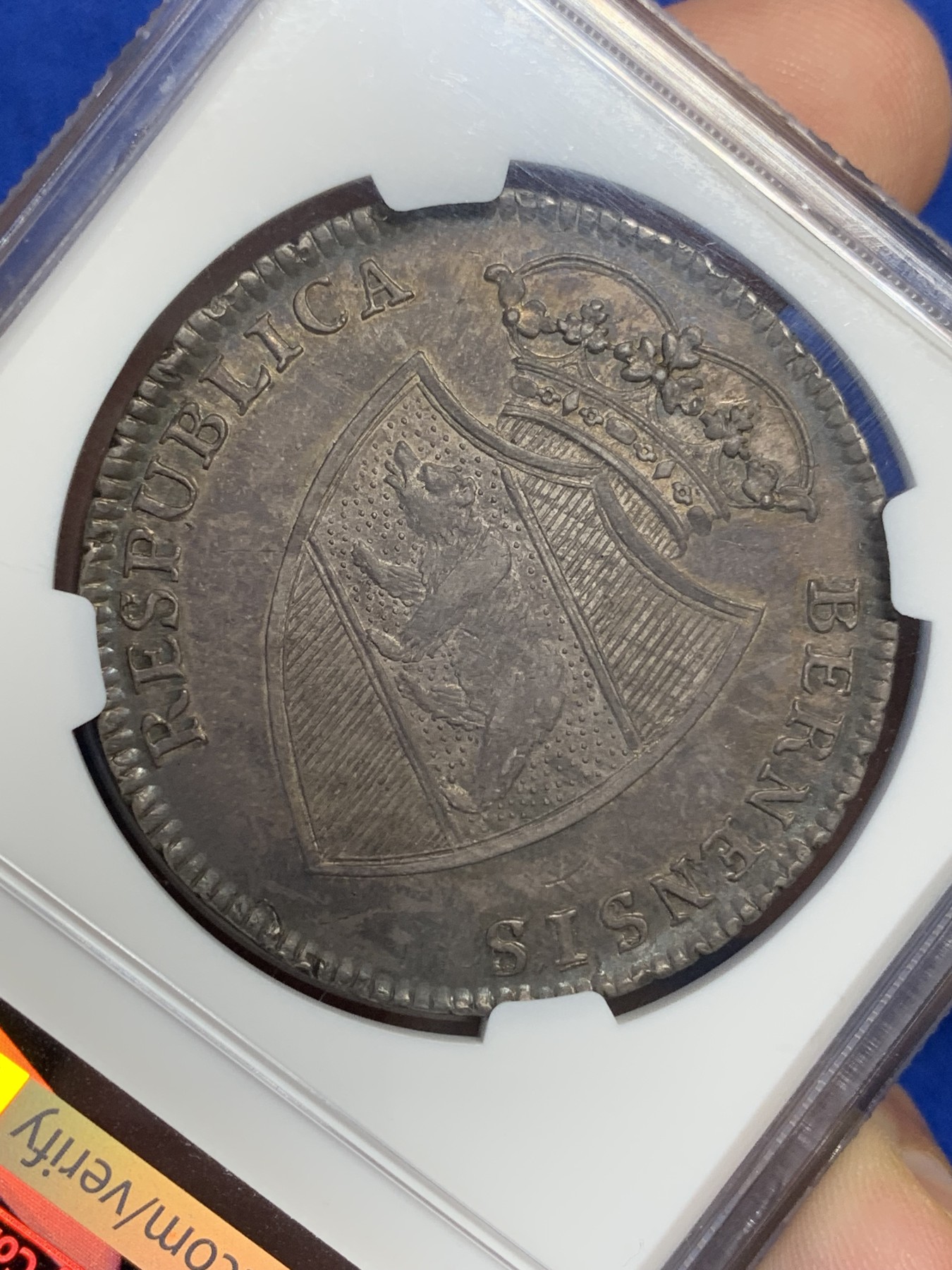 欢迎参加《竞宝斋》为国而庆 老张自藏专场 ，定制纪念章相赠 NGC AU58 瑞士 1795 伯尔尼 雇佣军 1泰勒大银币 包浆深厚 整体状态很不错 打制的也非常好 性价比高