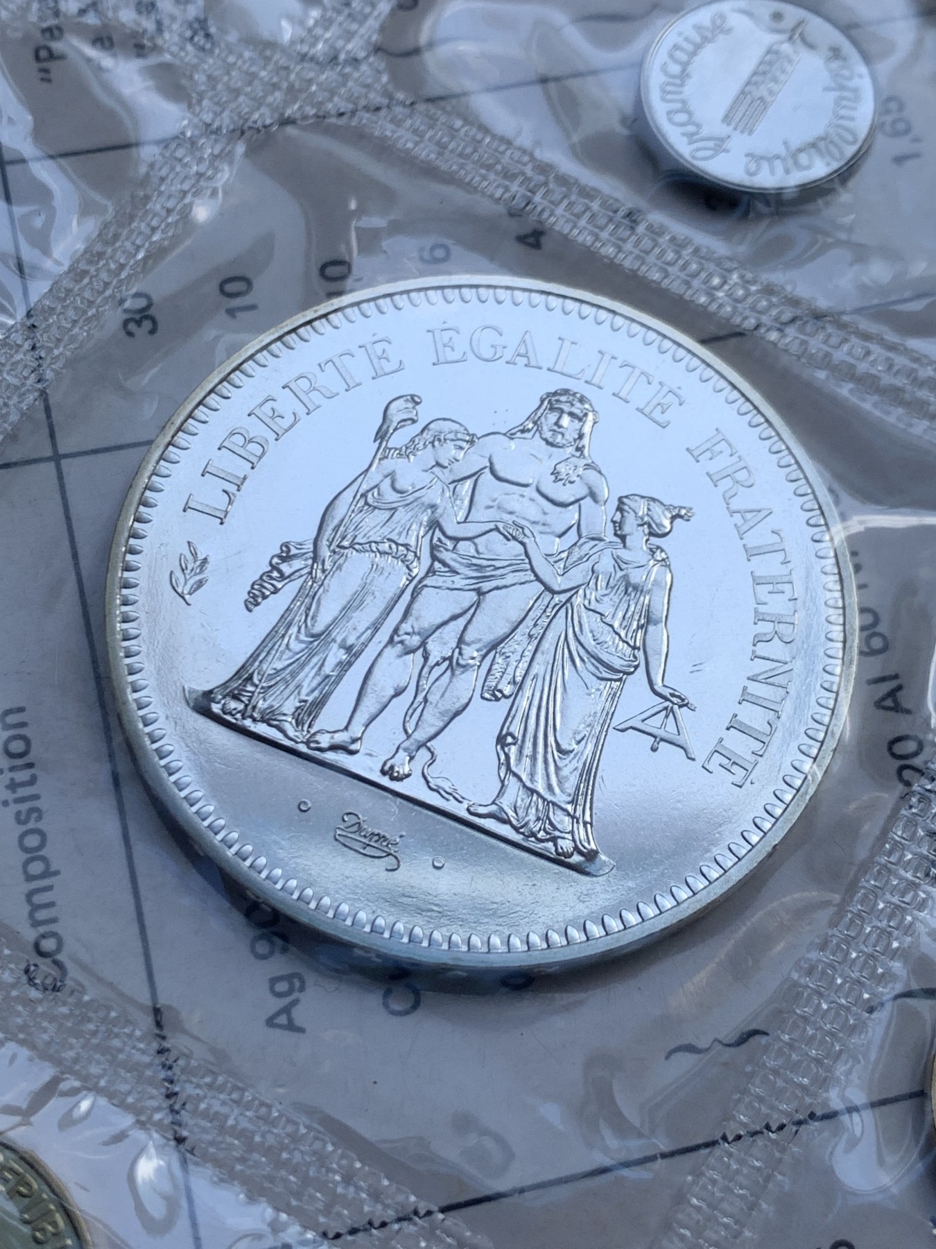 欢迎参加《竞宝斋》为国而庆 老张自藏专场 ，定制纪念章相赠 法国1974年 九枚套 大力神50法郎套币 造币厂封装状态一流