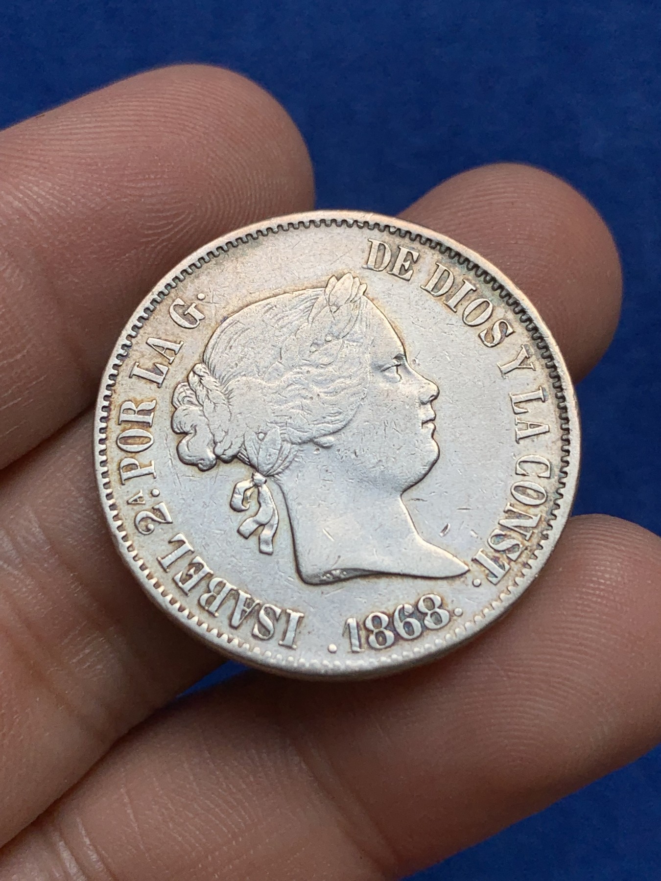 欢迎参加《竞宝斋》为国而庆 老张自藏专场 ，定制纪念章相赠 西属菲律宾 1868 伊莎贝拉二世 猪头妹 半比索银币 发行量只有43万枚 比本土的难见很多 半圆型面值