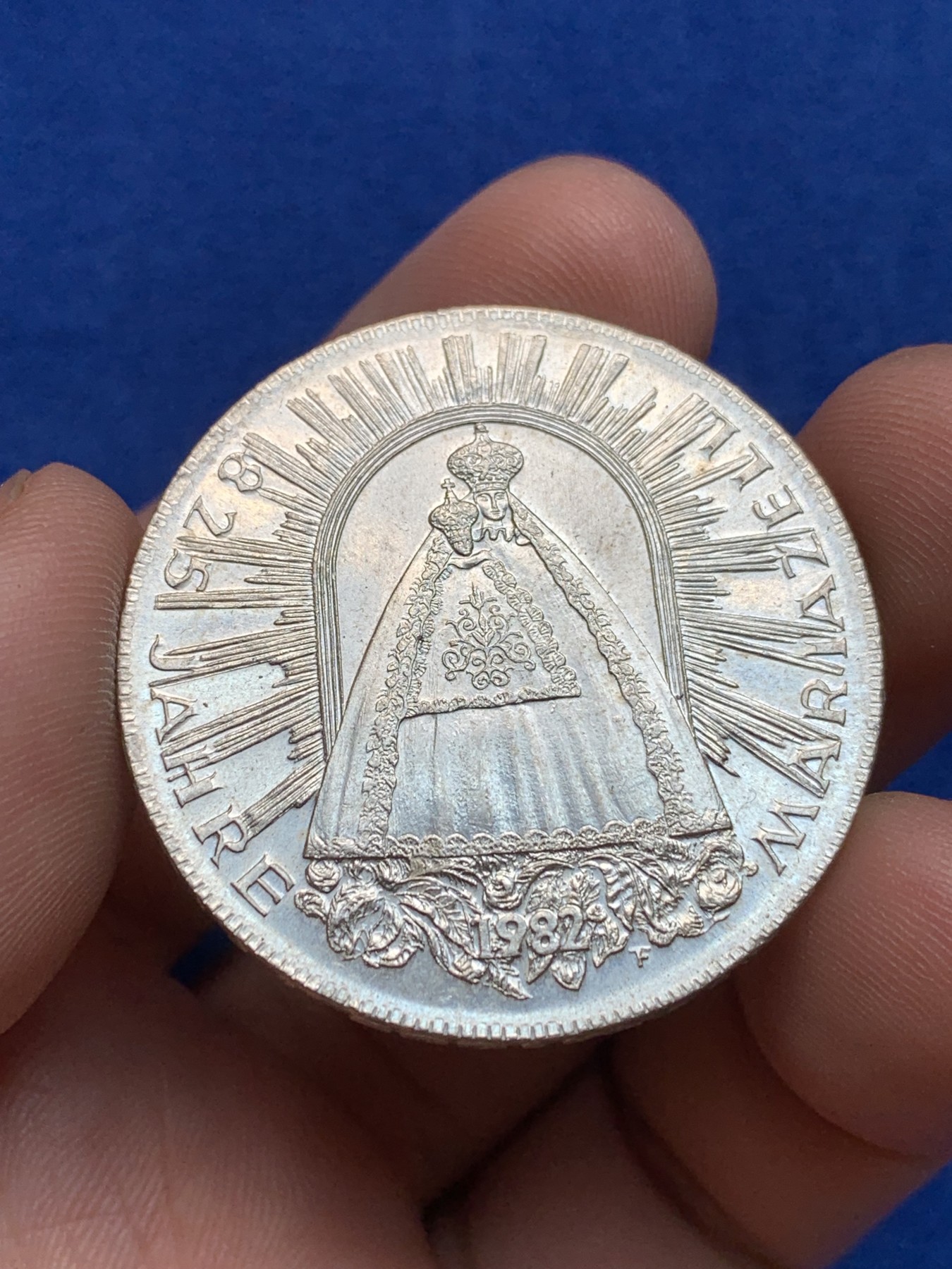 欢迎参加《竞宝斋》为国而庆 老张自藏专场 ，定制纪念章相赠 奥地利1982年圣母抱婴500先令银币