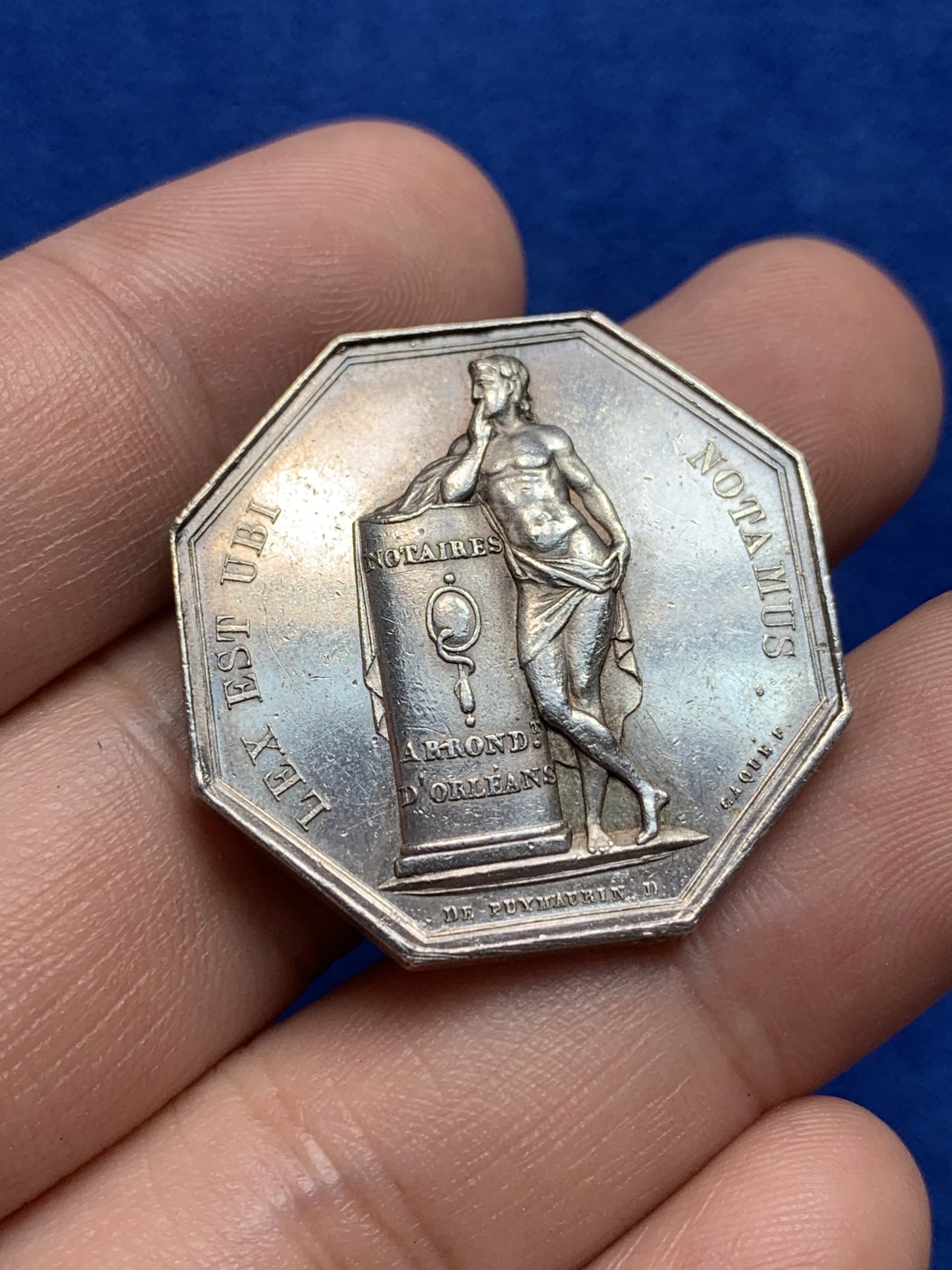 欢迎参加《竞宝斋》为国而庆 老张自藏专场 ，定制纪念章相赠 法国查理十世奥尔良地区公证人银质八角代币，沉默之神塔喀特，16g，30.6mm，早期无边铭 细节不错