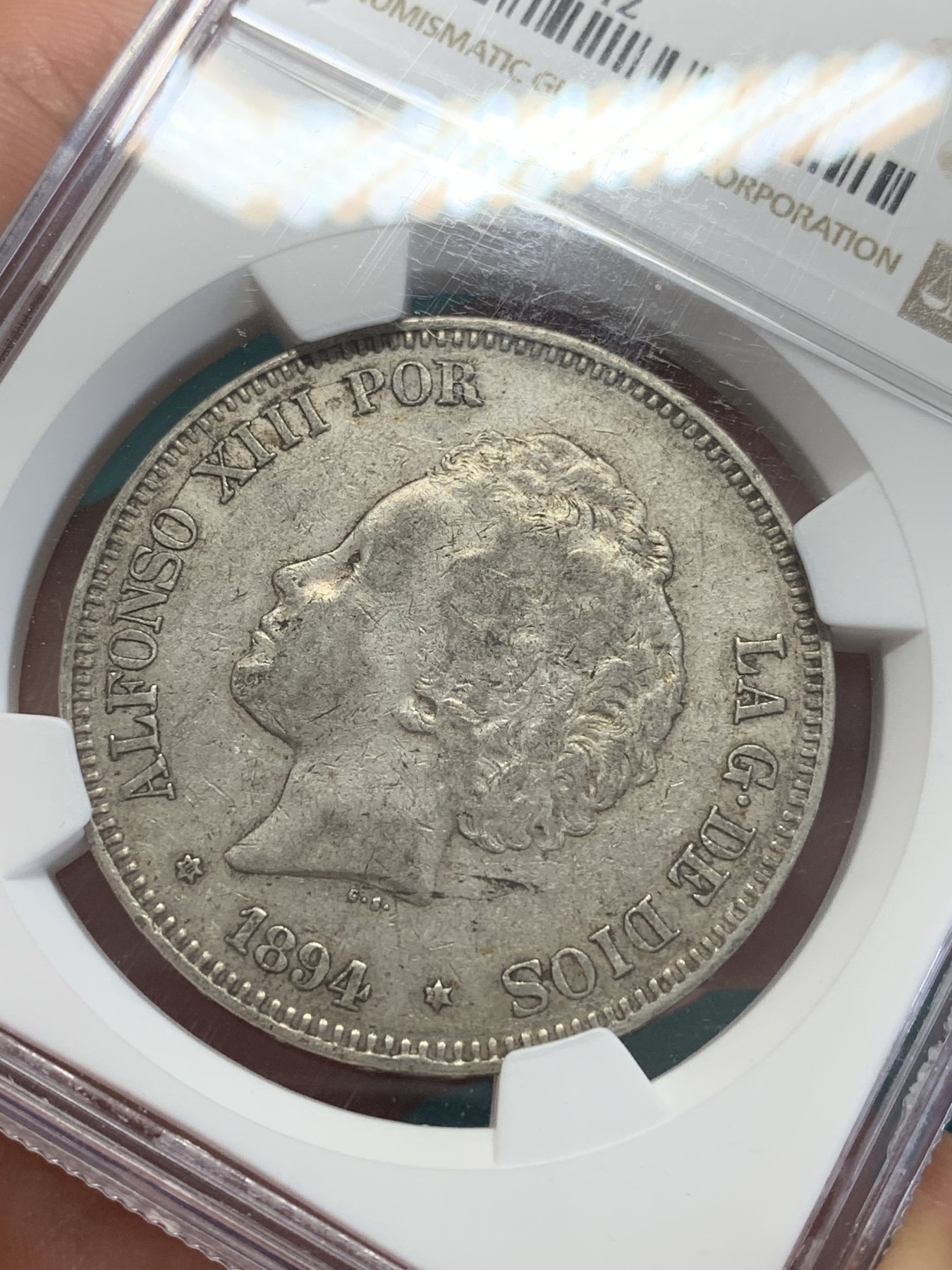 欢迎参加《竞宝斋》为国而庆 老张自藏专场 ，定制纪念章相赠 NGC XF45 西班牙1894年 阿方索十三世 爆炸头5比塞塔 双柱大银币