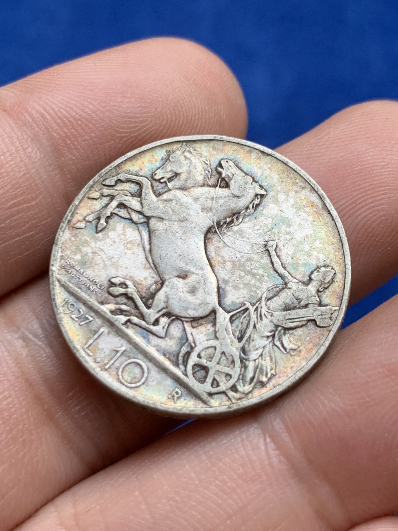 欢迎参加《竞宝斋》为国而庆 老张自藏专场 ，定制纪念章相赠 意大利1927年马车10里拉银币 五彩包浆 非常漂亮