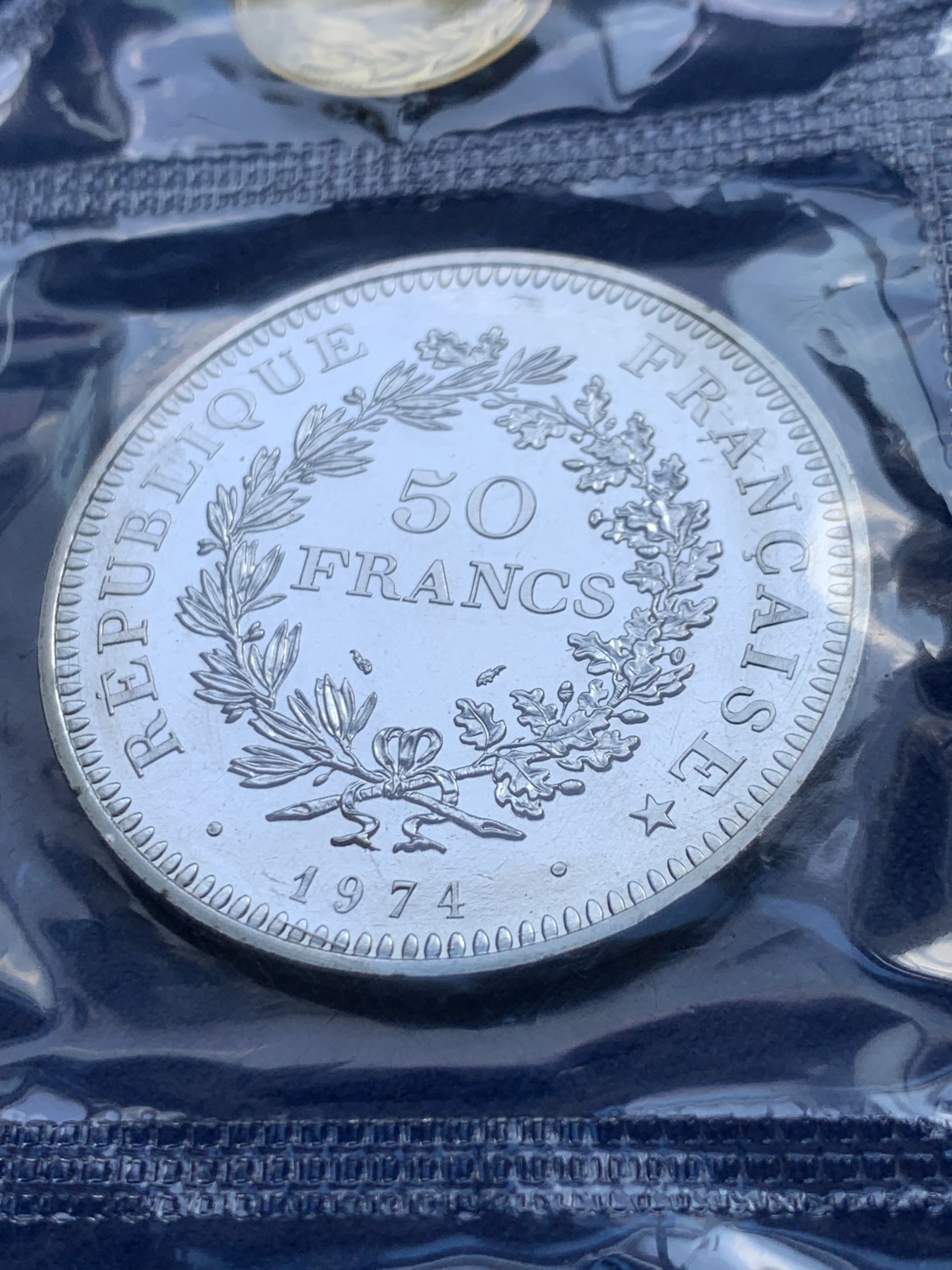 欢迎参加《竞宝斋》为国而庆 老张自藏专场 ，定制纪念章相赠 法国1974年 九枚套 大力神50法郎套币 造币厂封装状态一流