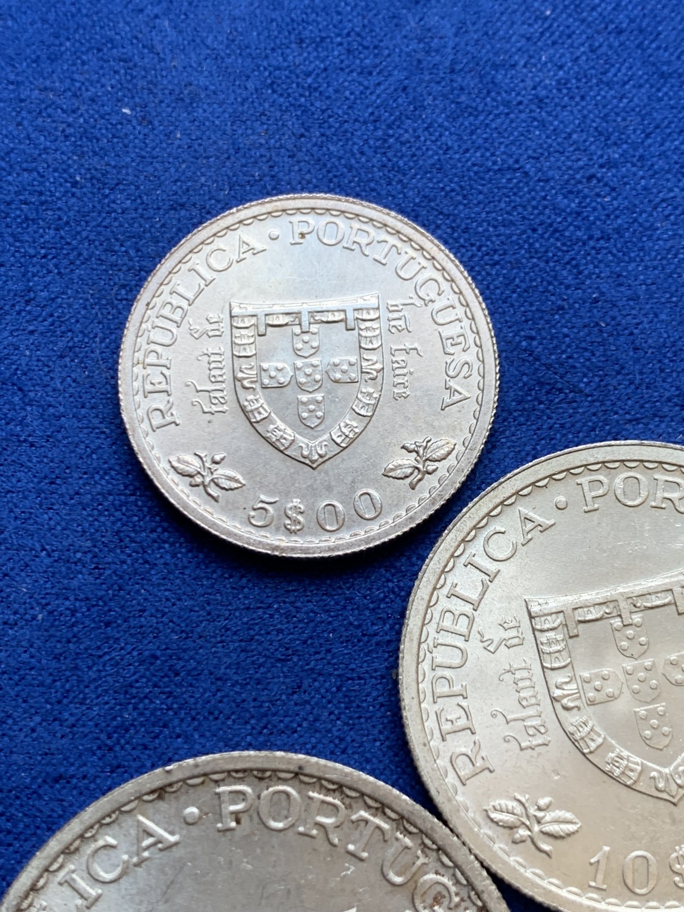 欢迎参加《竞宝斋》为国而庆 老张自藏专场 ，定制纪念章相赠 葡萄牙1960年5、10、20埃斯库多银币3枚一套 总重40.5克 未使用品
