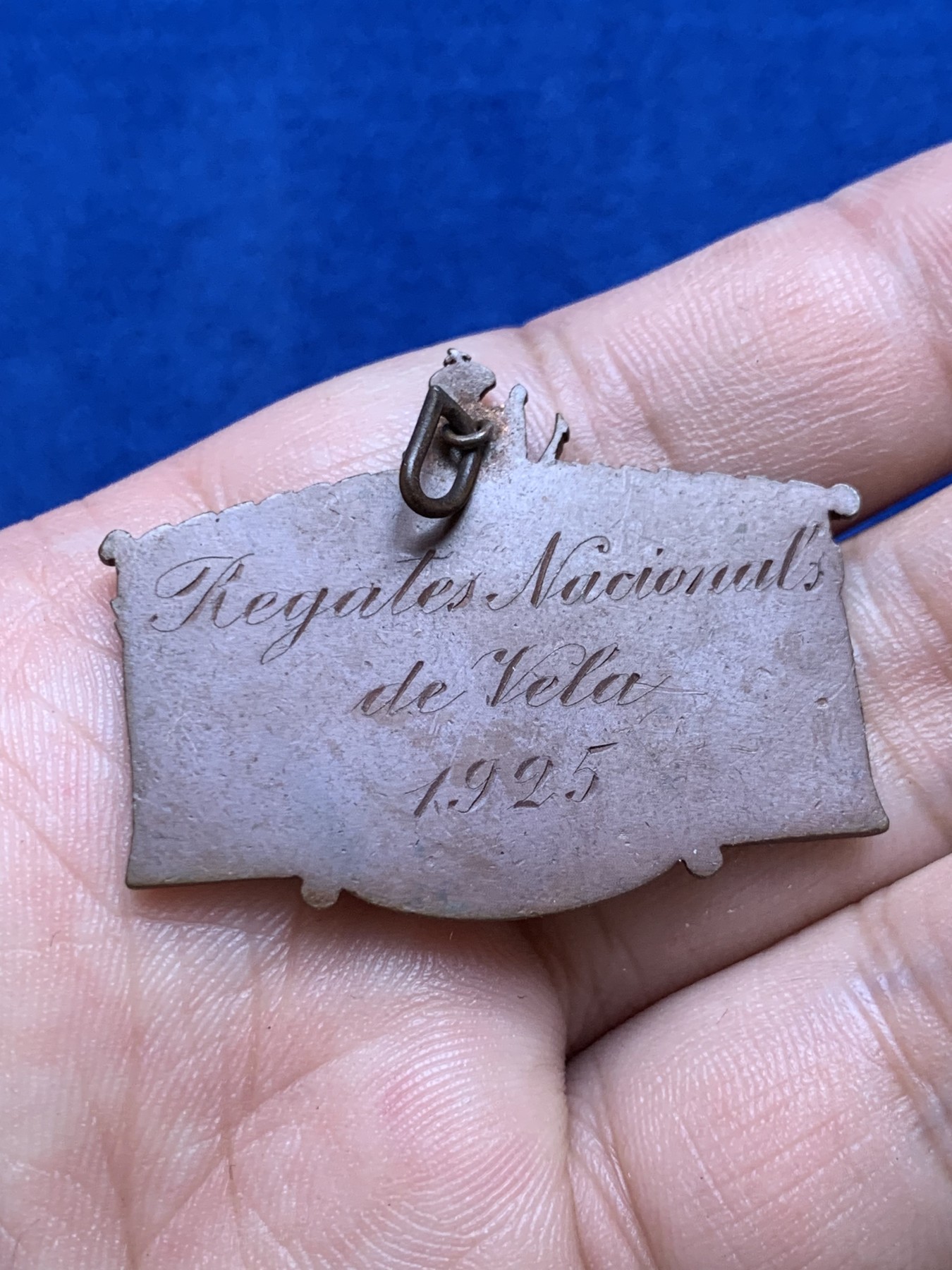 欢迎参加《竞宝斋》为国而庆 老张自藏专场 ，定制纪念章相赠 法国 1925 帆船纪念 铜章 异形设计 工艺精湛 背面手工刻字行云流水 难得 40X30mm 8.9克