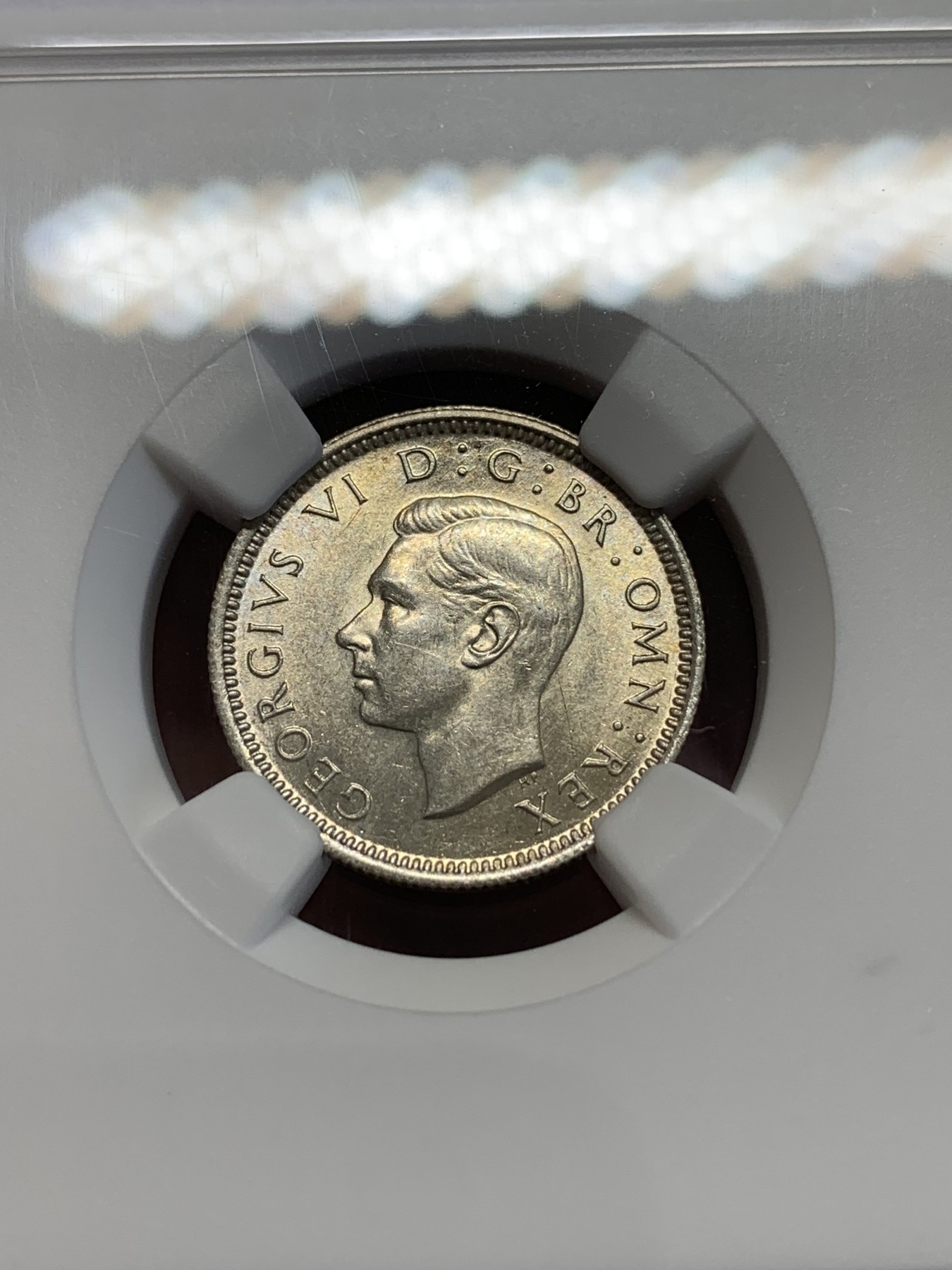 欢迎参加《竞宝斋》为国而庆 老张自藏专场 ，定制纪念章相赠 NGC MS62 英国 1943 乔治六世 6便士 银币 普通品种 不平常的状态