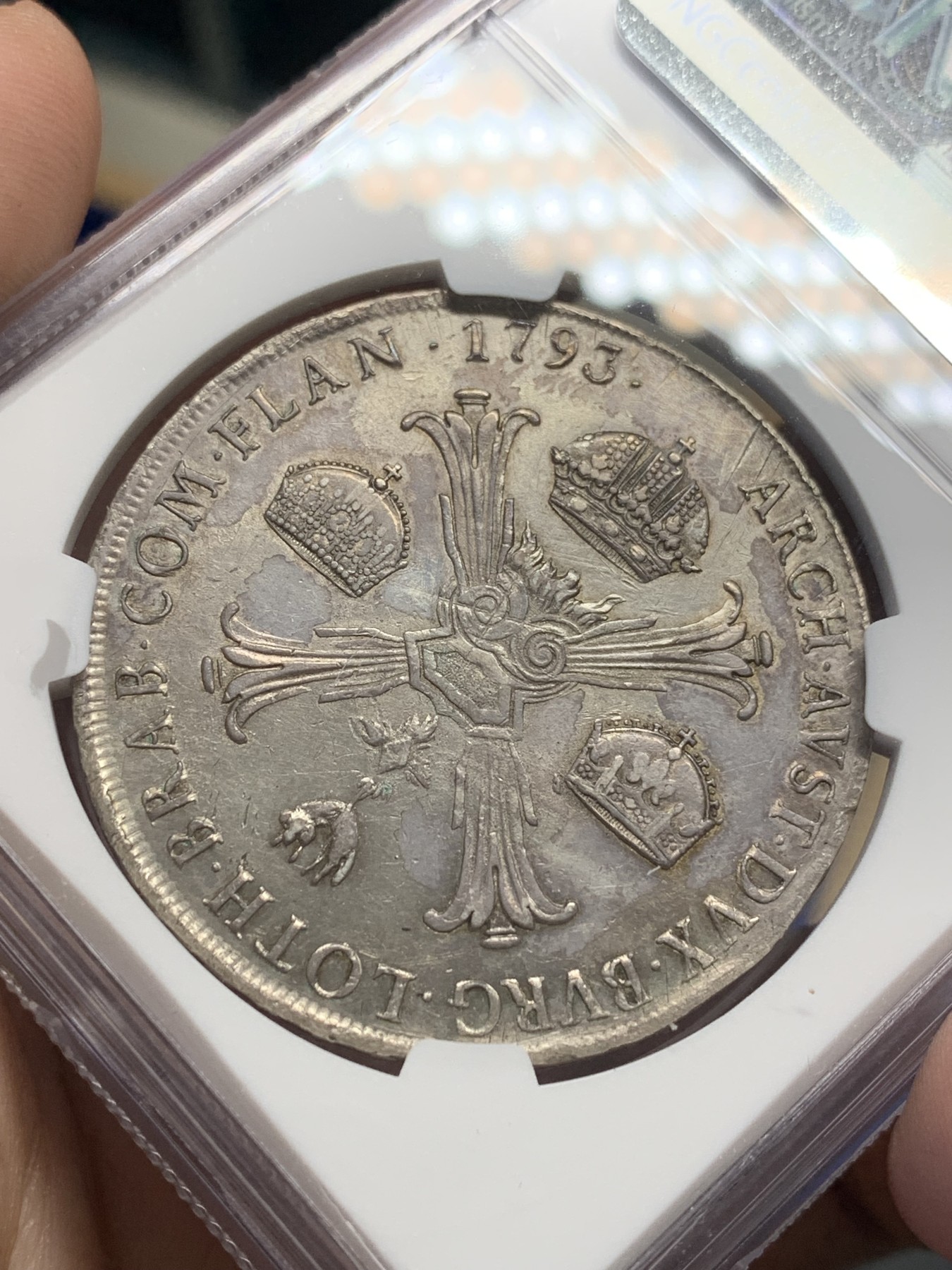 欢迎参加《竞宝斋》为国而庆 老张自藏专场 ，定制纪念章相赠 NGC XF 神圣罗马帝国 1793 弗朗茨二世 1泰勒 大银币 双面深打 人像几乎磨损 背面极少减重痕 这样的XF 真是无语了，米兰厂造 不是属于意大利，标签错误