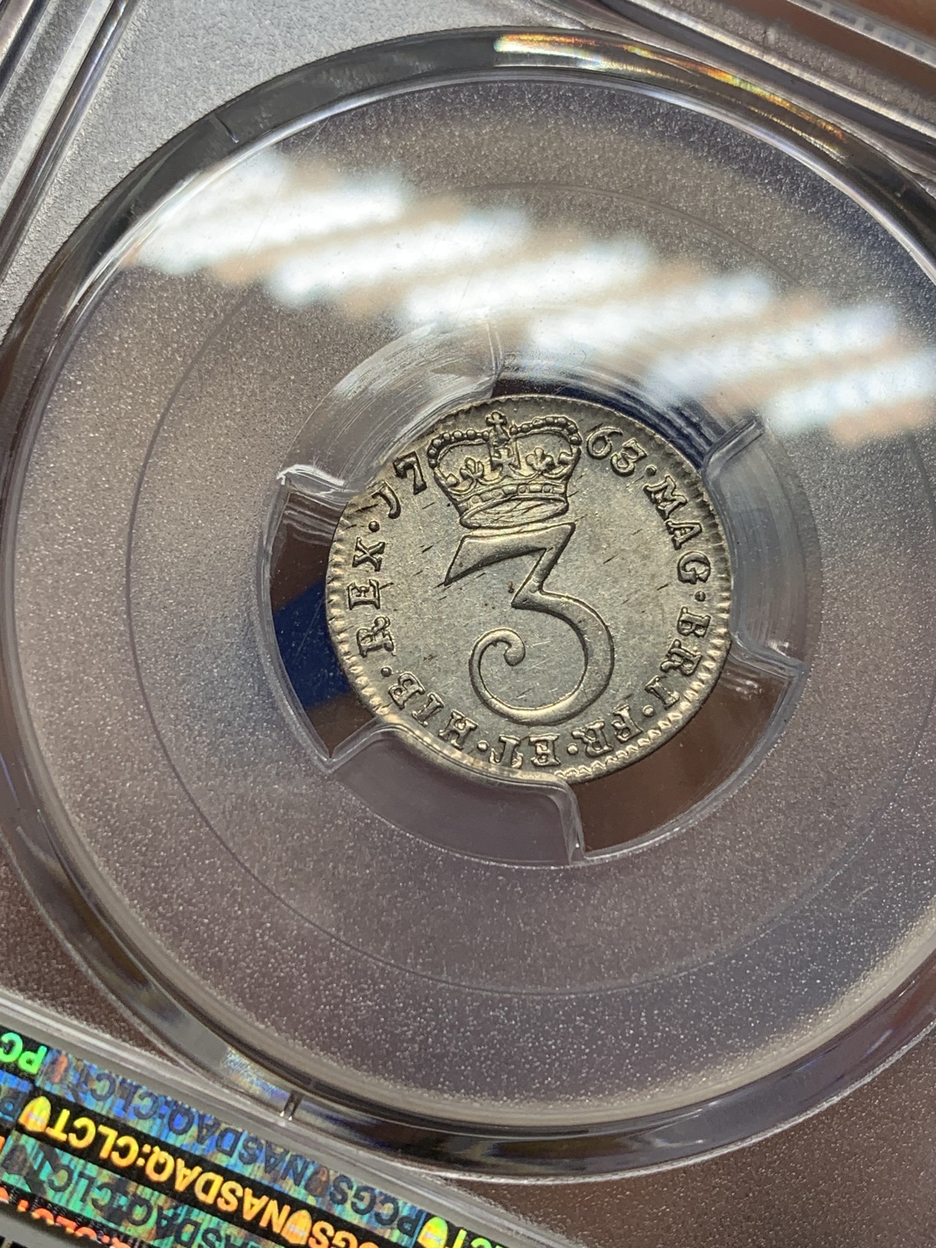 欢迎参加《竞宝斋》为国而庆 老张自藏专场 ，定制纪念章相赠 PCGS AU55 英国 1763年 乔治三世 3便士银币 独立年份 细节极好 完全超越55分的状态