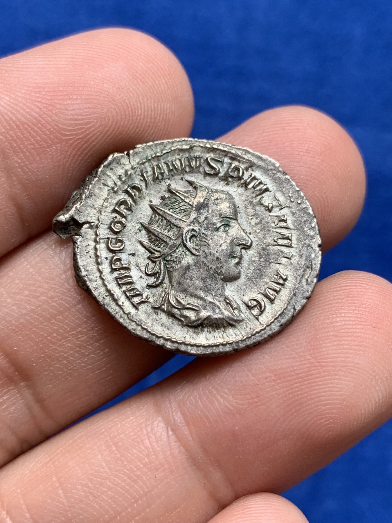 欢迎参加《竞宝斋》为国而庆 老张自藏专场 ，定制纪念章相赠 古罗马银币 4.4克 26*22.5mm 打制居中 细节好 原味的包浆 重量也很重 难得