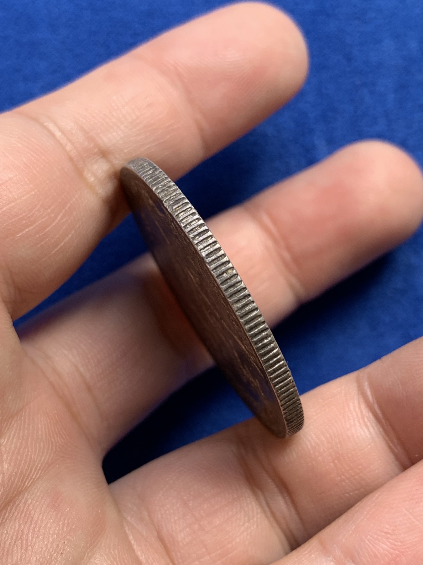 欢迎参加《竞宝斋》为国而庆 老张自藏专场 ，定制纪念章相赠 法属印支1899年坐洋壹圆银币 早期年份 包浆漂亮