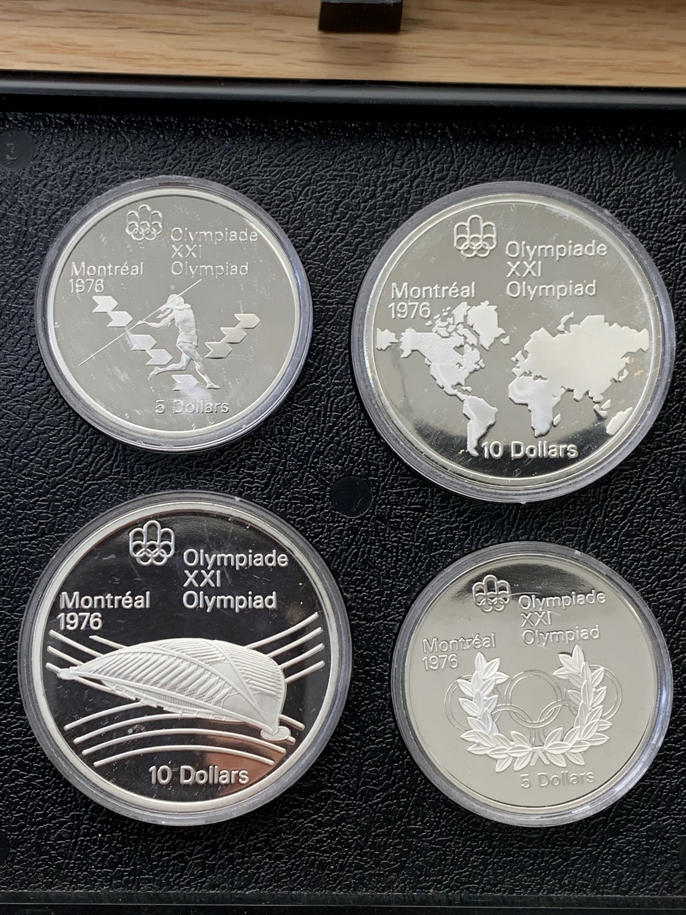 欢迎参加《竞宝斋》为国而庆 老张自藏专场 ，定制纪念章相赠 加拿大 1976年 蒙特利尔奥运会 精制版28枚大全套带原盒证书 24.3克14枚，48.6克14枚1.02公斤 带抽屉木盒 所见唯一