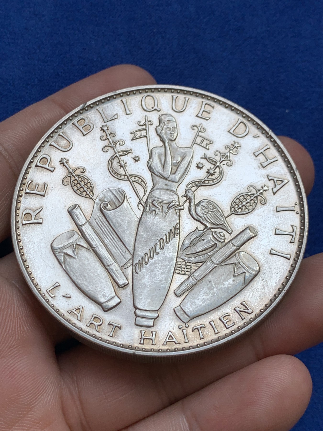 欢迎参加《竞宝斋》为国而庆 老张自藏专场 ，定制纪念章相赠 海地1967年十周年革命纪念25G精制大银币 118克 纯银