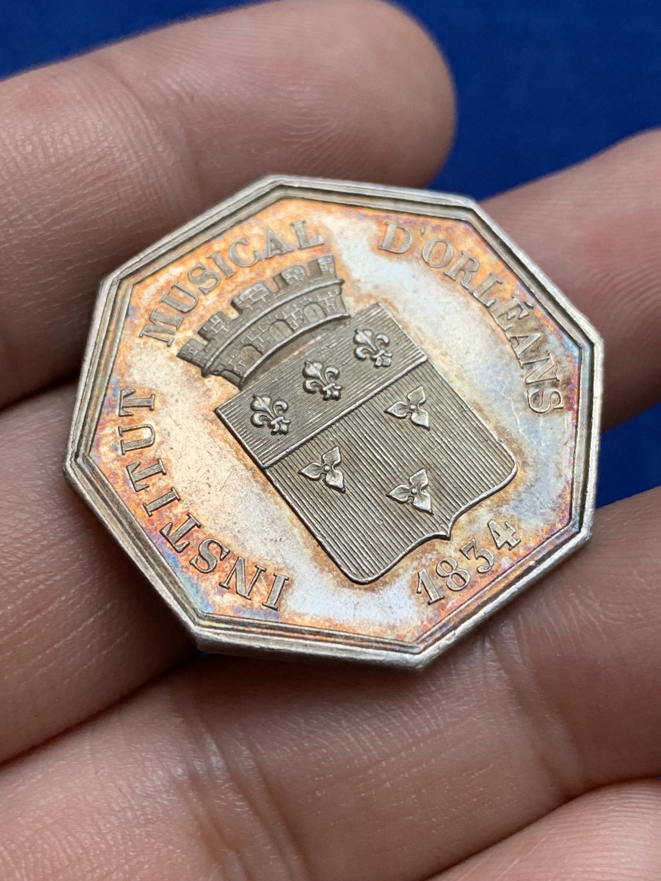 欢迎参加《竞宝斋》为国而庆 老张自藏专场 ，定制纪念章相赠 法国音乐节银质八角代币 少见品种 双面五彩包浆 底板非常好 丰饶角银标