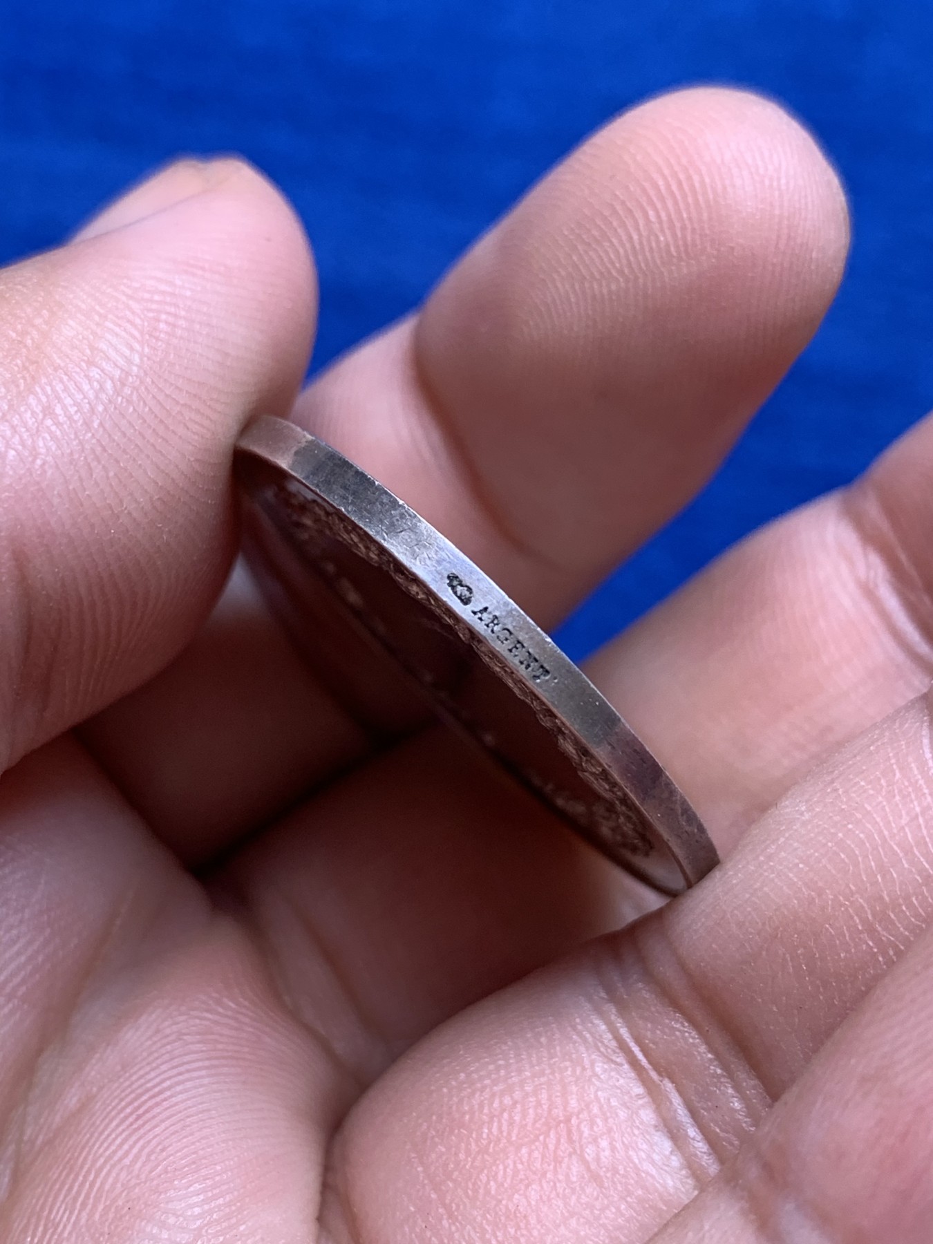 欢迎参加《竞宝斋》为国而庆 老张自藏专场 ，定制纪念章相赠 法国银质婚章 30.4mm 11.9克 丰饶角边铭银标