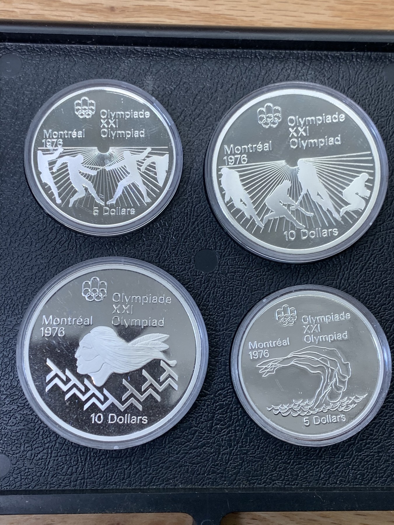 欢迎参加《竞宝斋》为国而庆 老张自藏专场 ，定制纪念章相赠 加拿大 1976年 蒙特利尔奥运会 精制版28枚大全套带原盒证书 24.3克14枚，48.6克14枚1.02公斤 带抽屉木盒 所见唯一