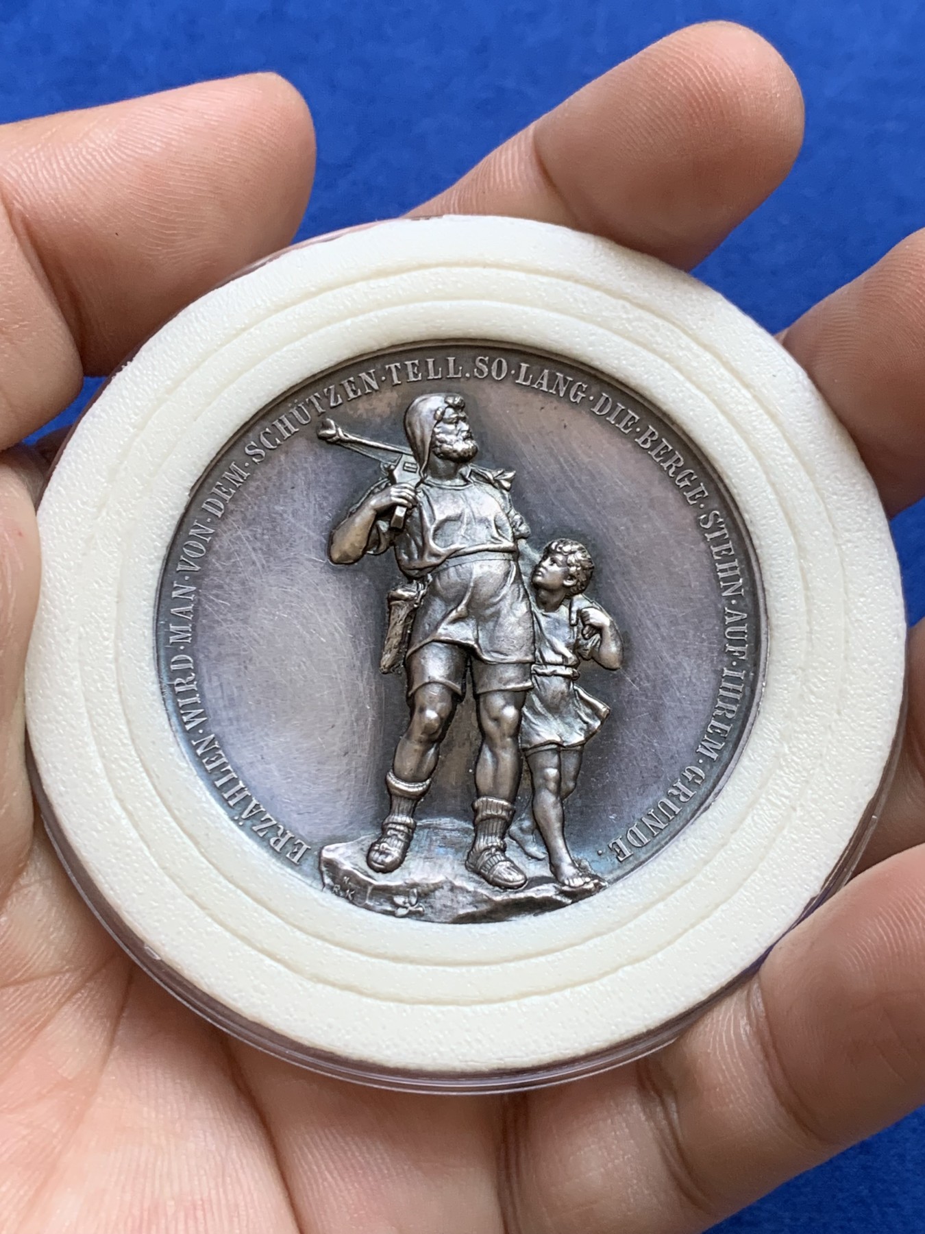 欢迎参加《竞宝斋》为国而庆 老张自藏专场 ，定制纪念章相赠 瑞士 1895年 威廉·泰尔 父子大银章 51.7克 50mm 高等级状态 大尺寸的unc缺陷的1600多，这枚状态极好 来价也高