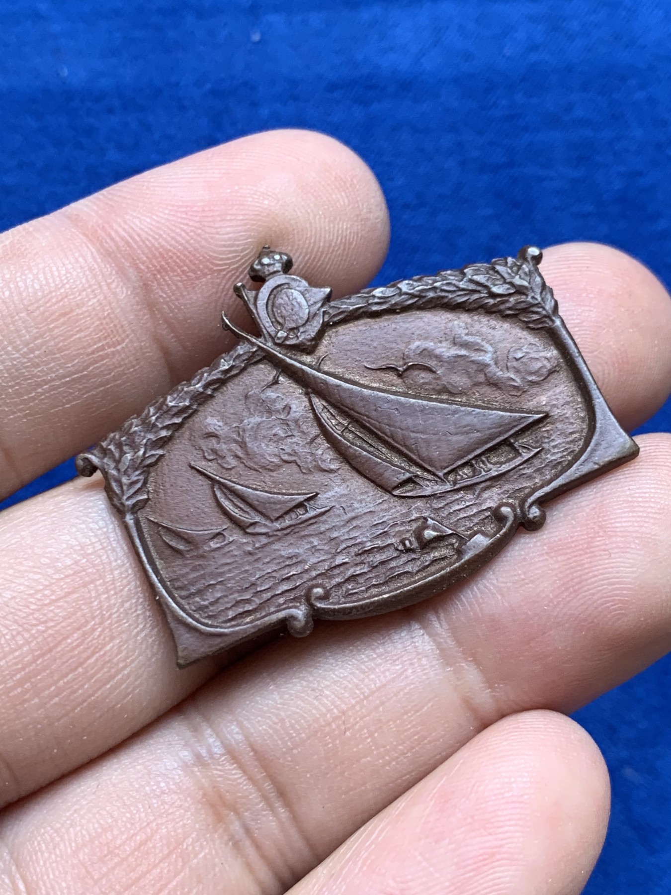 欢迎参加《竞宝斋》为国而庆 老张自藏专场 ，定制纪念章相赠 法国 1925 帆船纪念 铜章 异形设计 工艺精湛 背面手工刻字行云流水 难得 40X30mm 8.9克