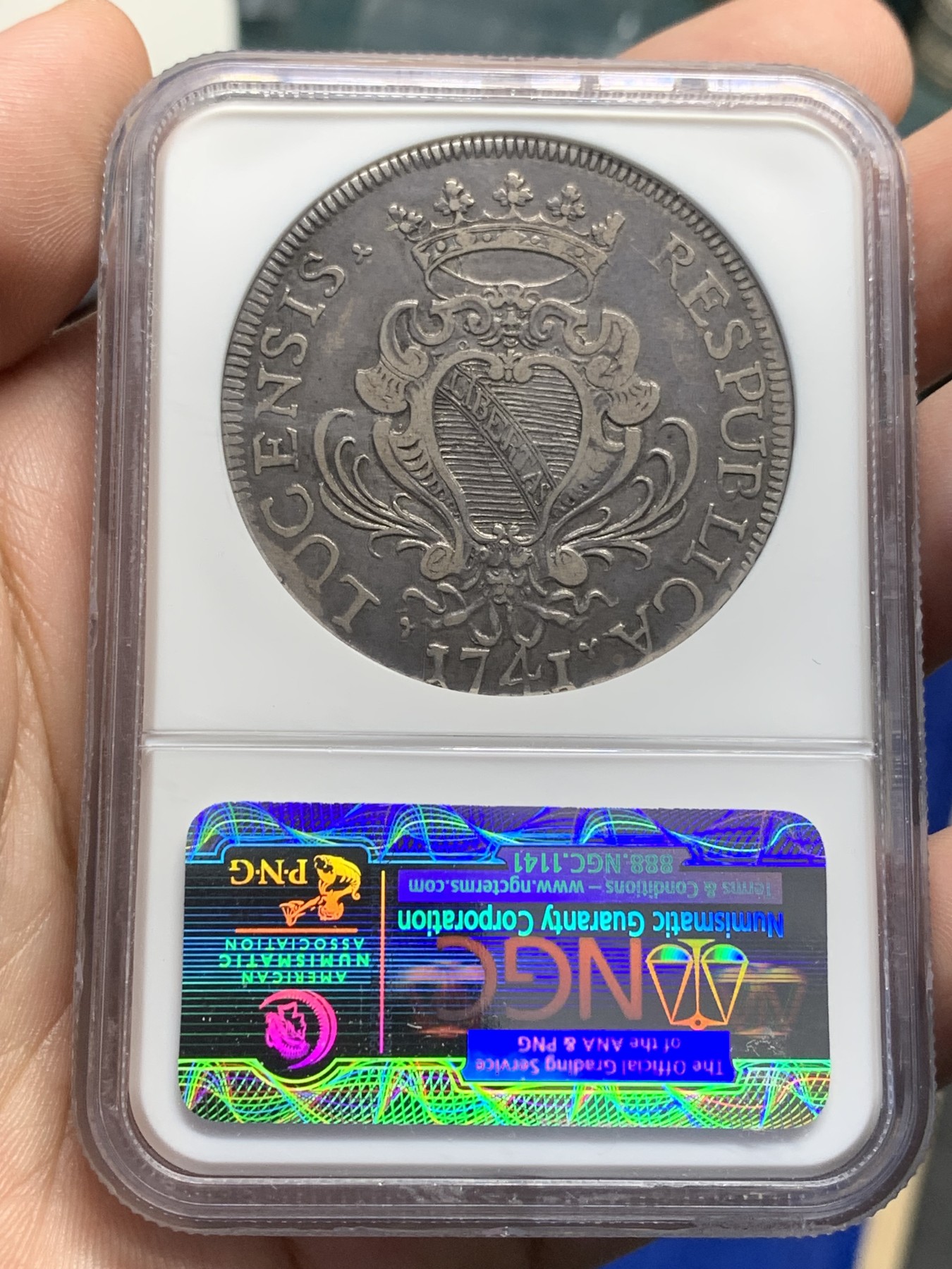 欢迎参加《竞宝斋》为国而庆 老张自藏专场 ，定制纪念章相赠 NGC VF30 意大利 卢卡 1741年 赠斗篷 埃斯库多 大银币 原味状态 打制的非常不错了