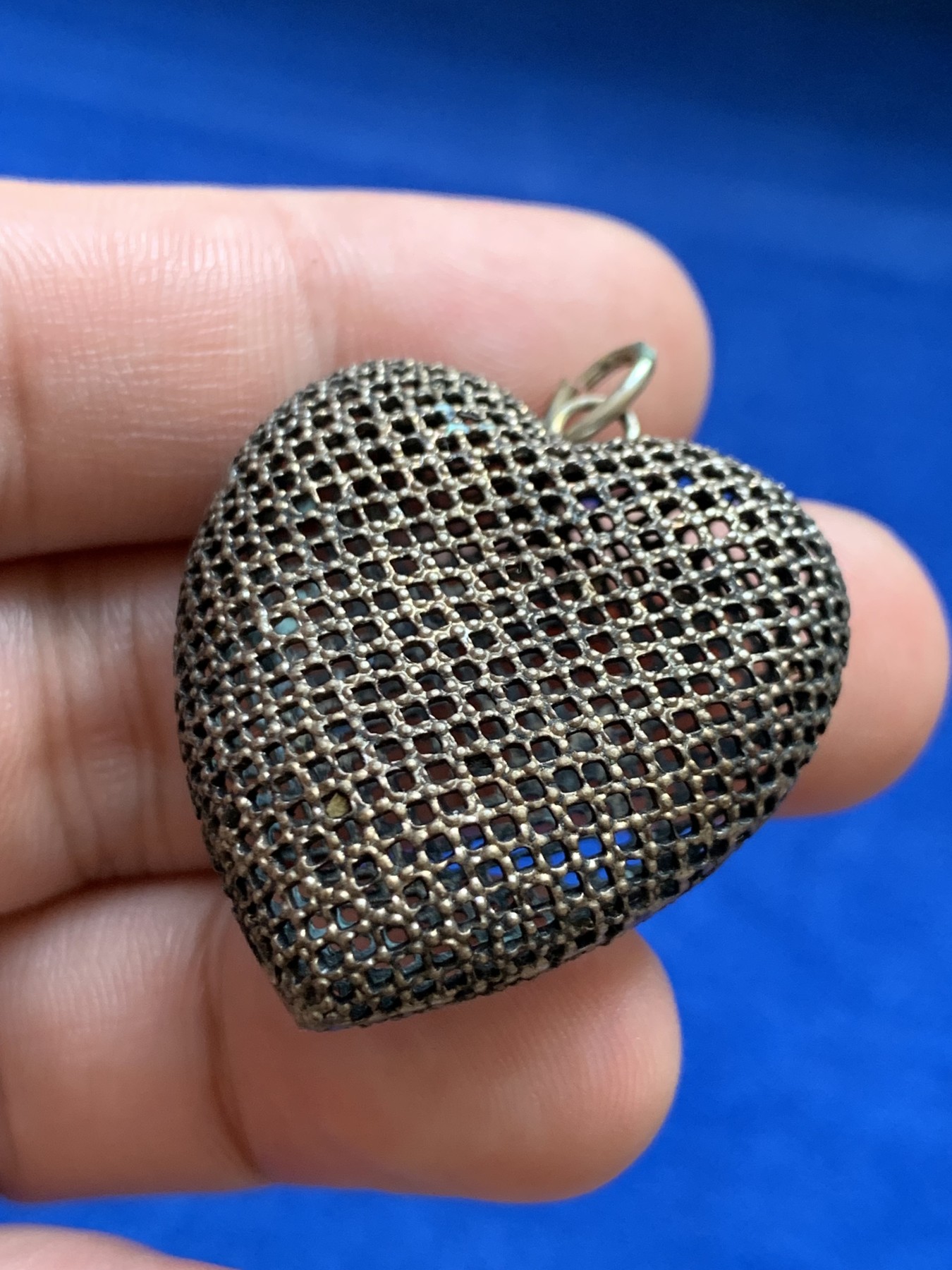 欢迎参加《竞宝斋》为国而庆 老张自藏专场 ，定制纪念章相赠 欧洲老工艺 镂空银质 心形 吊坠一个 5.5克 31.8x35.7x13mm