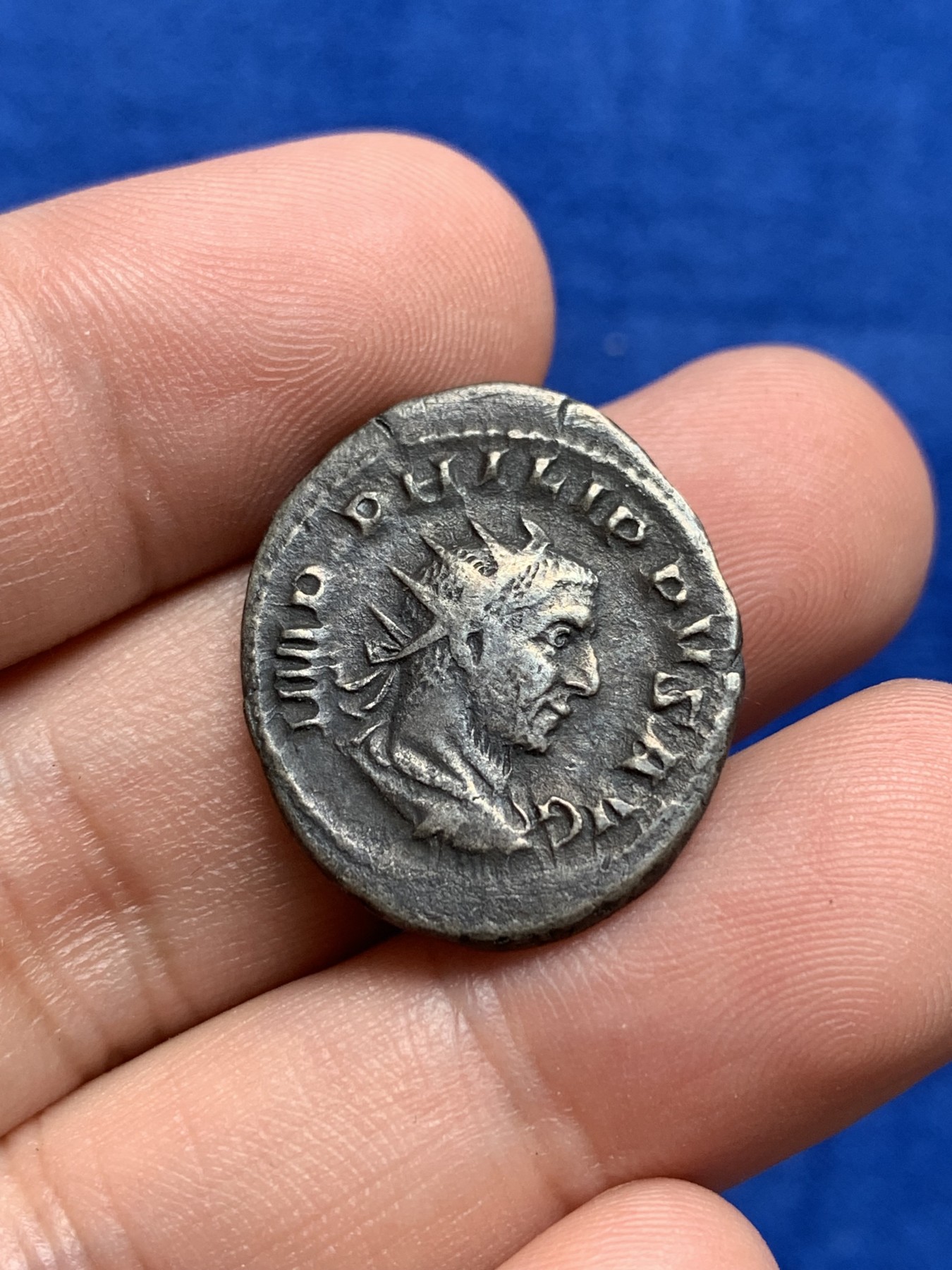 欢迎参加《竞宝斋》为国而庆 老张自藏专场 ，定制纪念章相赠 古罗马银币 24.5*21mm 4.16克 重量挺重的 双面深黑包浆 细节清晰