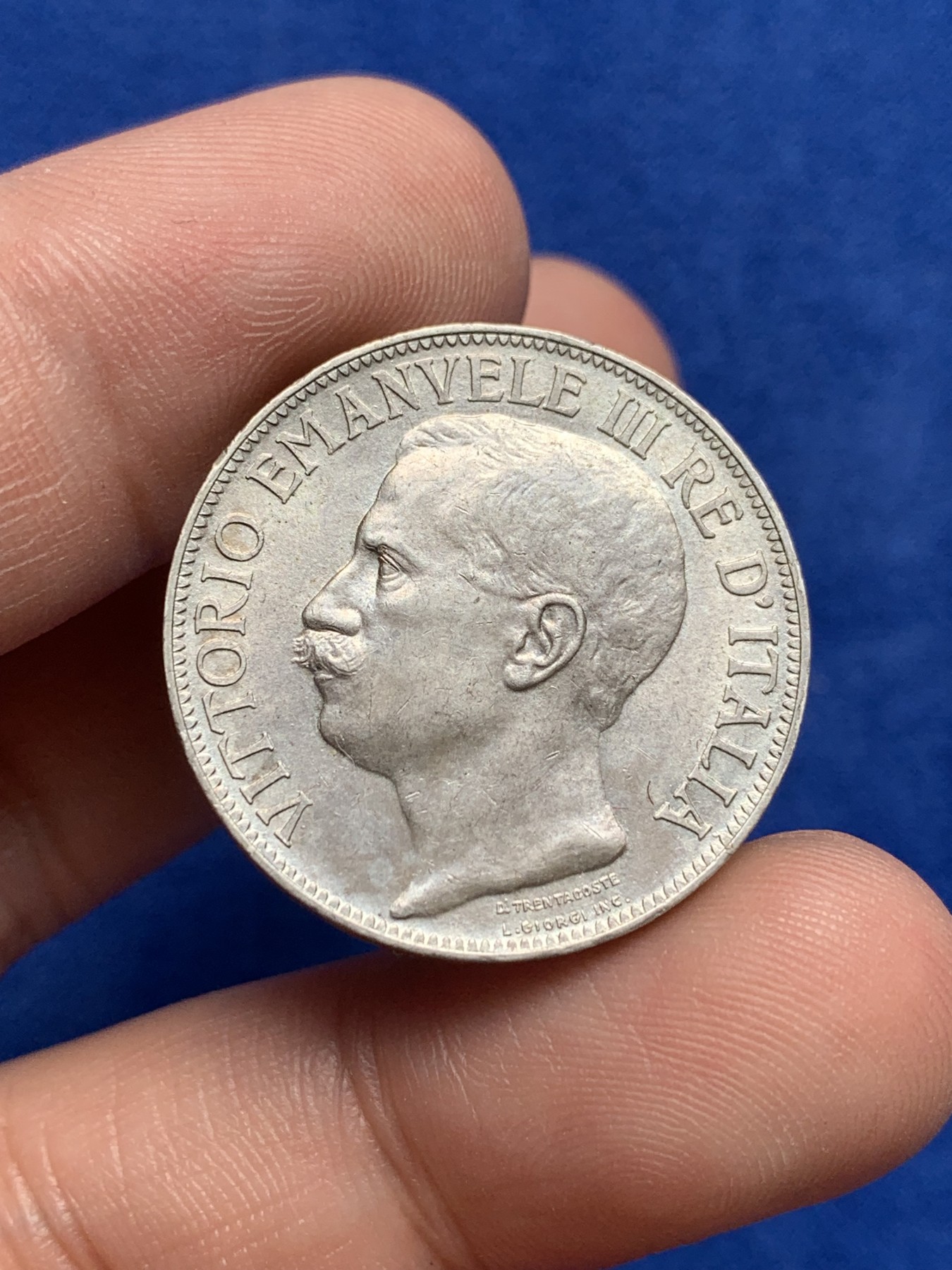 欢迎参加《竞宝斋》为国而庆 老张自藏专场 ，定制纪念章相赠 意大利1911年托奶2里拉银币 非常好的细节 可评级