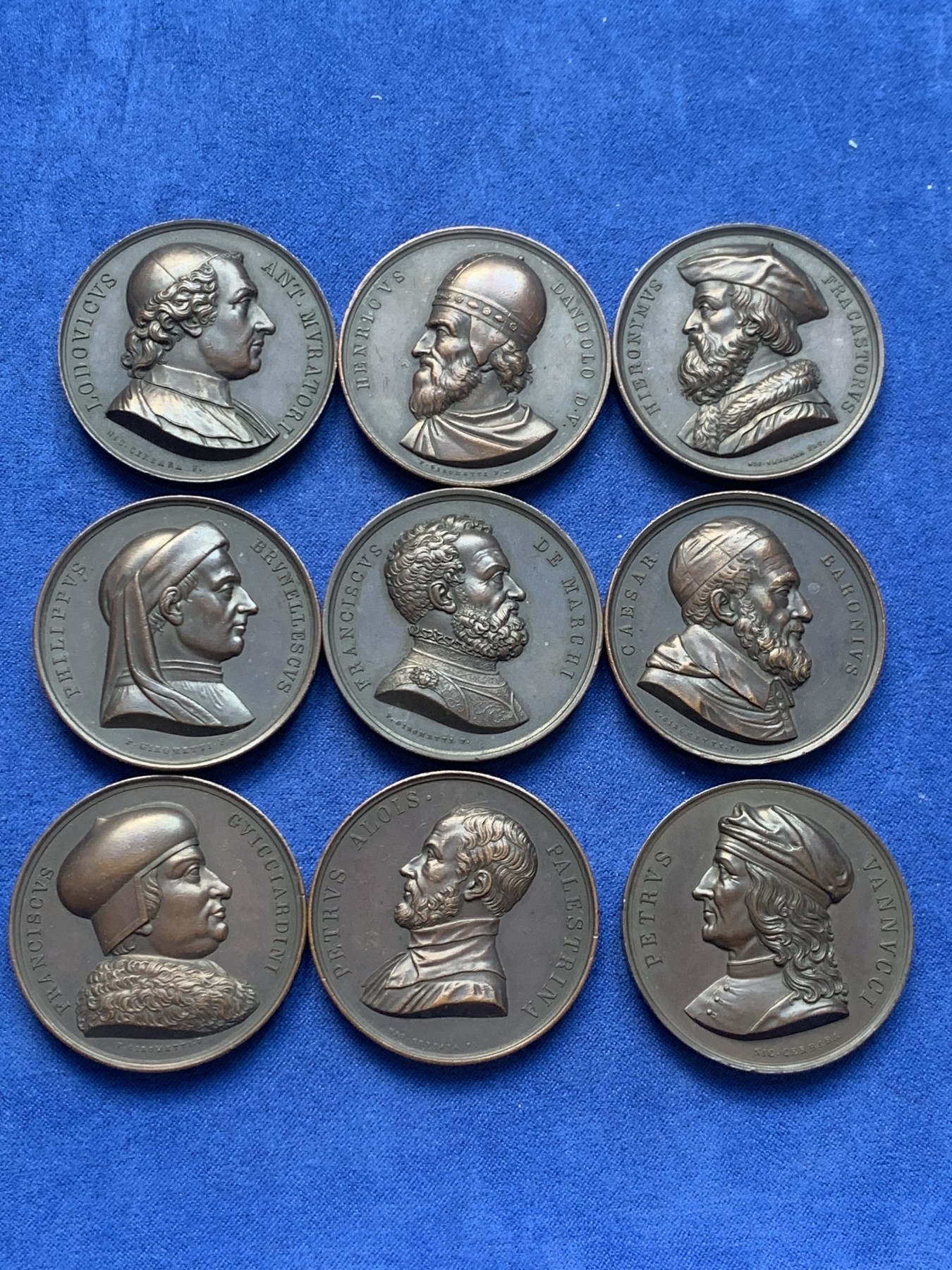 欢迎参加《竞宝斋》为国而庆 老张自藏专场 ，定制纪念章相赠 意大利 Girometti与Cerbara 作品 1850左右制作 大铜章9枚一组 单枚重量约49克41.6mm 巧克力包浆高浮雕 意大利的少见