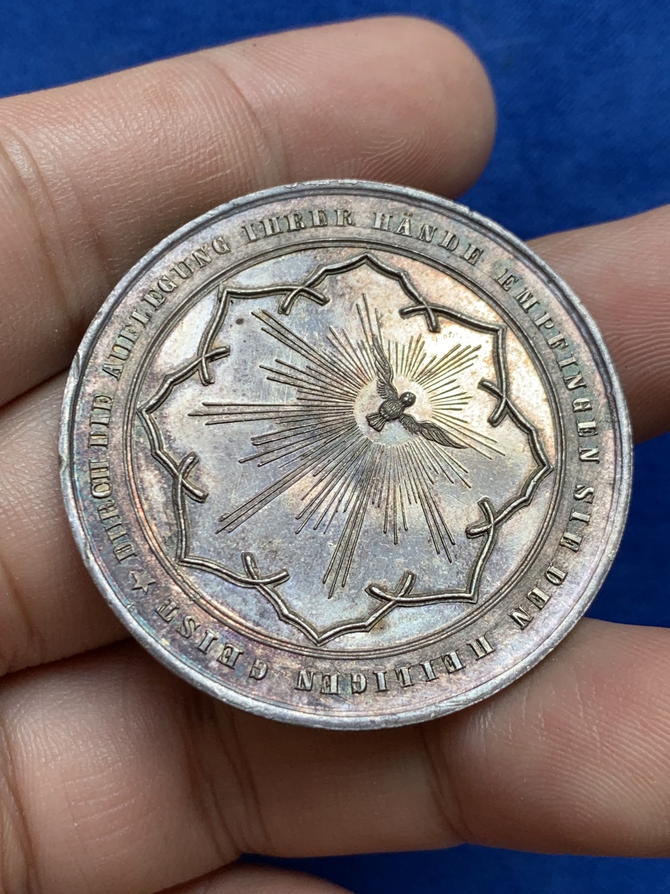 欢迎参加《竞宝斋》为国而庆 老张自藏专场 ，定制纪念章相赠 梵蒂冈 教皇银章 细节丰富 人物状态自然 包浆也漂亮 19克 40.2mm