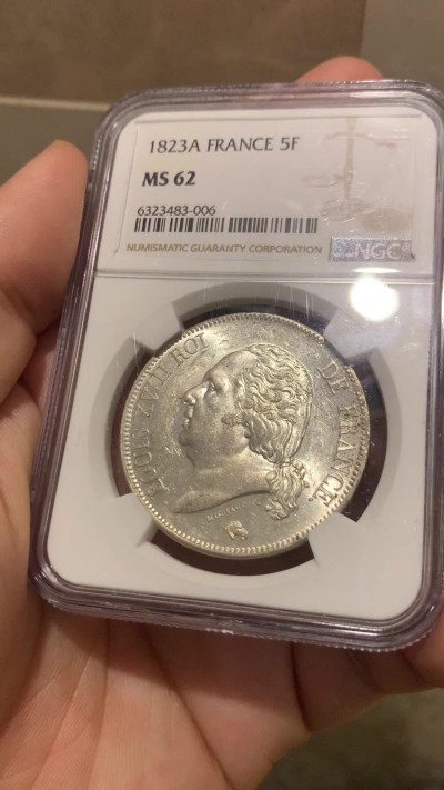 欢迎参加《竞宝斋》为国而庆 老张自藏专场 ，定制纪念章相赠 NGC MS62 法国 1823年 路易十八 5法郎银币 白净靓丽 难得状态